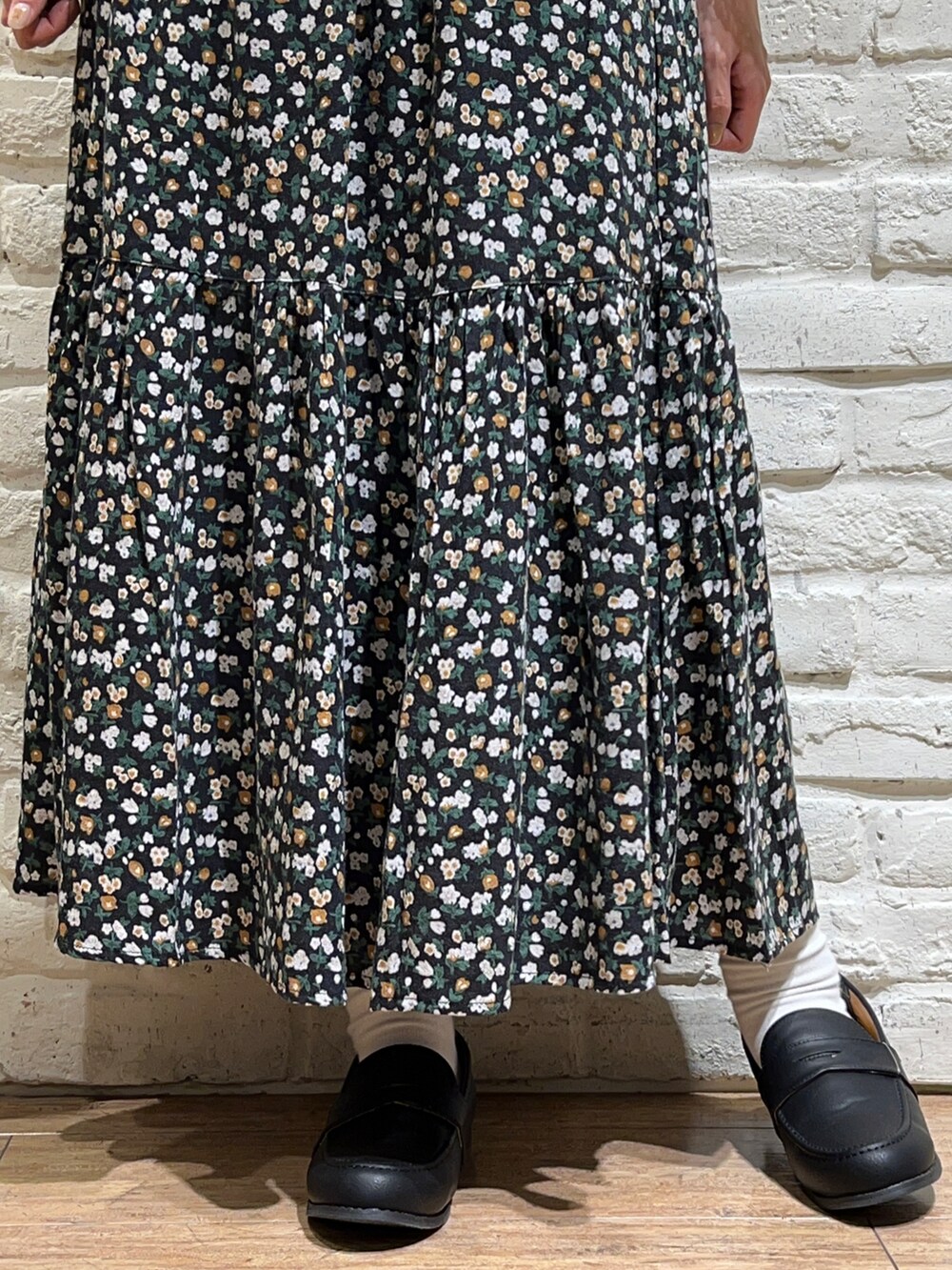 ホワイト系のシャツ/ブラウス、ブラック系のショルダーバッグ、グレー系のスカートを着用したレディースの秋コーディネートの5枚目の写真