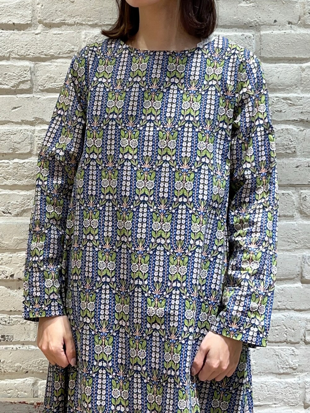 ホワイト系のTシャツ/カットソー、ホワイト系のシャツ/ブラウス、ブルー系のワンピースを着用したレディースの春コーディネートの3枚目の写真