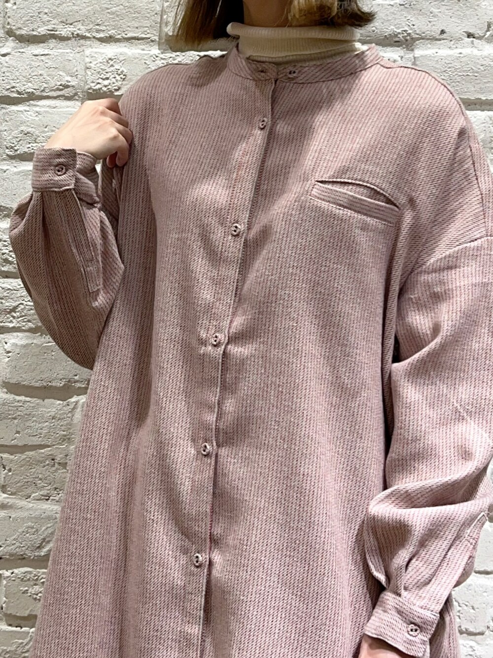 ホワイト系のニット/セーター、レッド系のワンピース、ベージュ系のその他パンツを着用したレディースの秋コーディネートの2枚目の写真