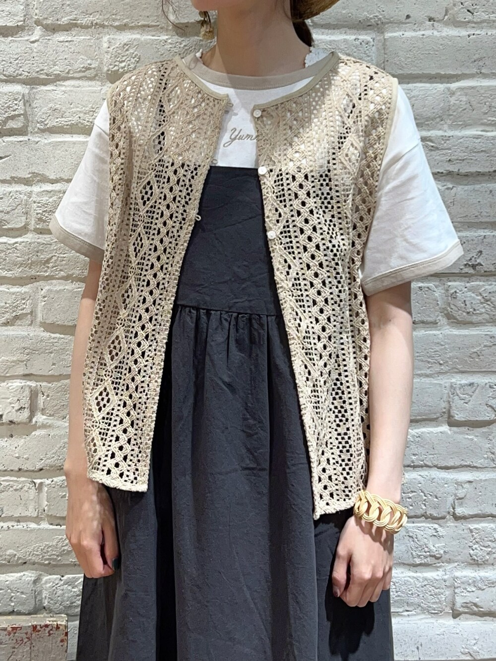 ホワイト系のTシャツ/カットソー、グレー系のTシャツ/カットソー、ホワイト系のハンドバッグを着用したレディースの秋コーディネートの2枚目の写真