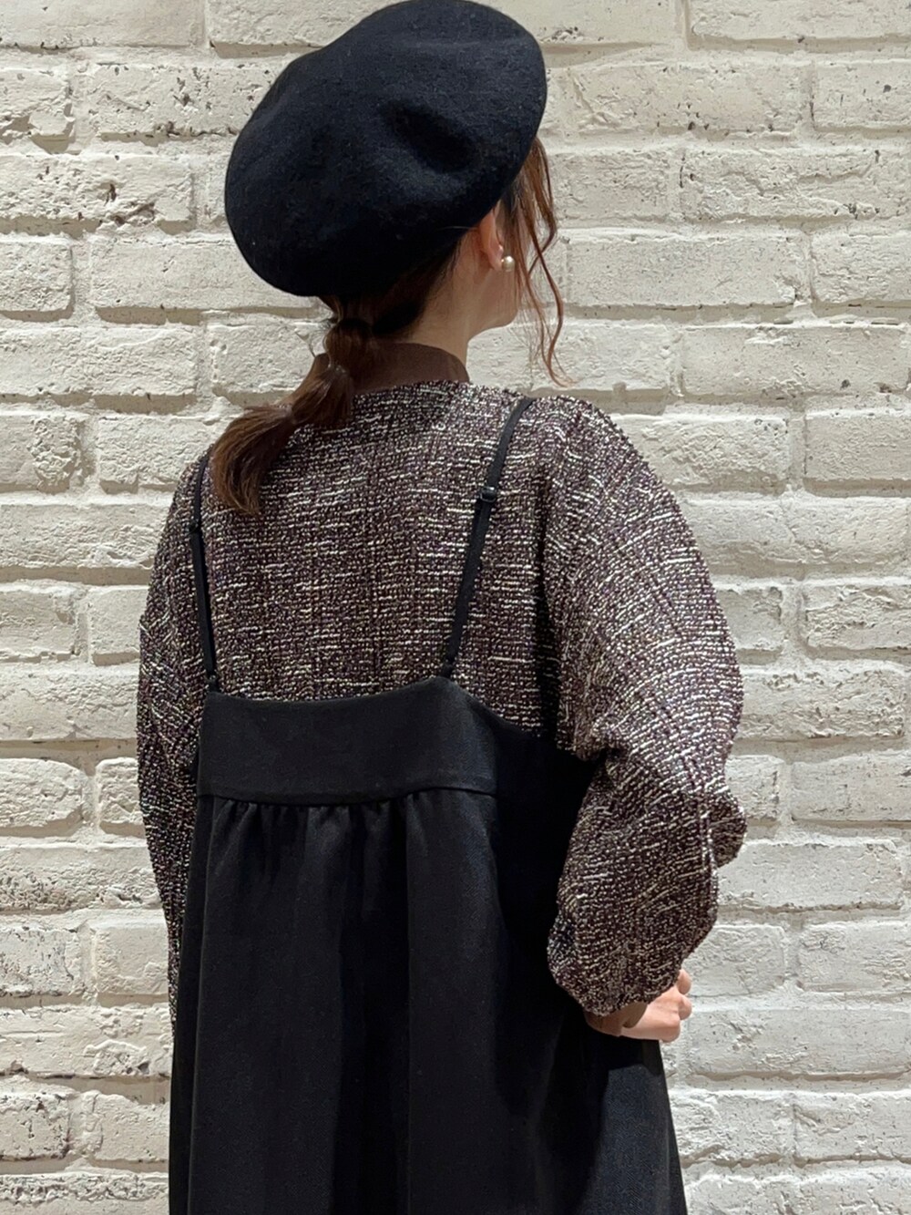 ブラウン系のTシャツ/カットソー、ブラウン系のノーカラージャケット、ブラック系のワンピースを着用したレディースの秋コーディネートの5枚目の写真