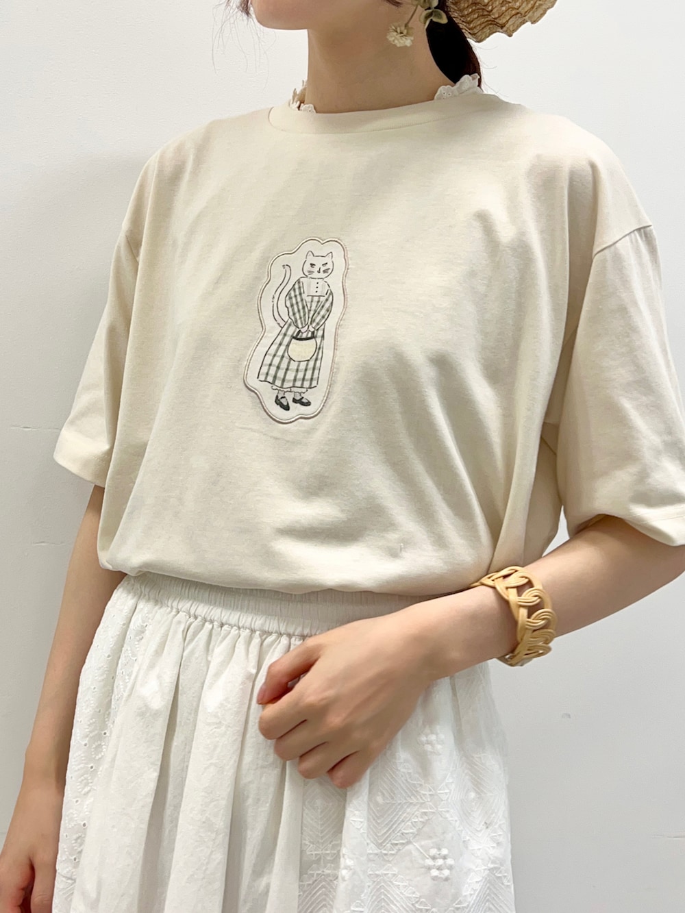 ホワイト系のノーカラージャケット、ホワイト系のスカート、ホワイト系のサンダルを着用したレディースの春コーディネートの2枚目の写真