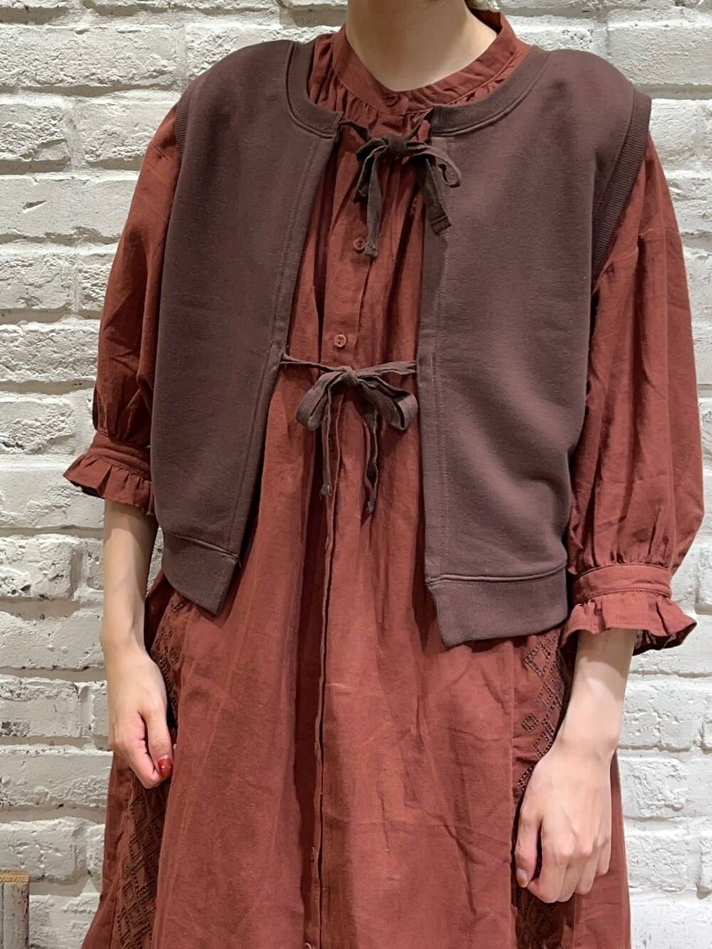 ブラウン系のTシャツ/カットソー、ブラウン系のワンピース、ベージュ系のトートバッグを着用したレディースの秋コーディネートの2枚目の写真