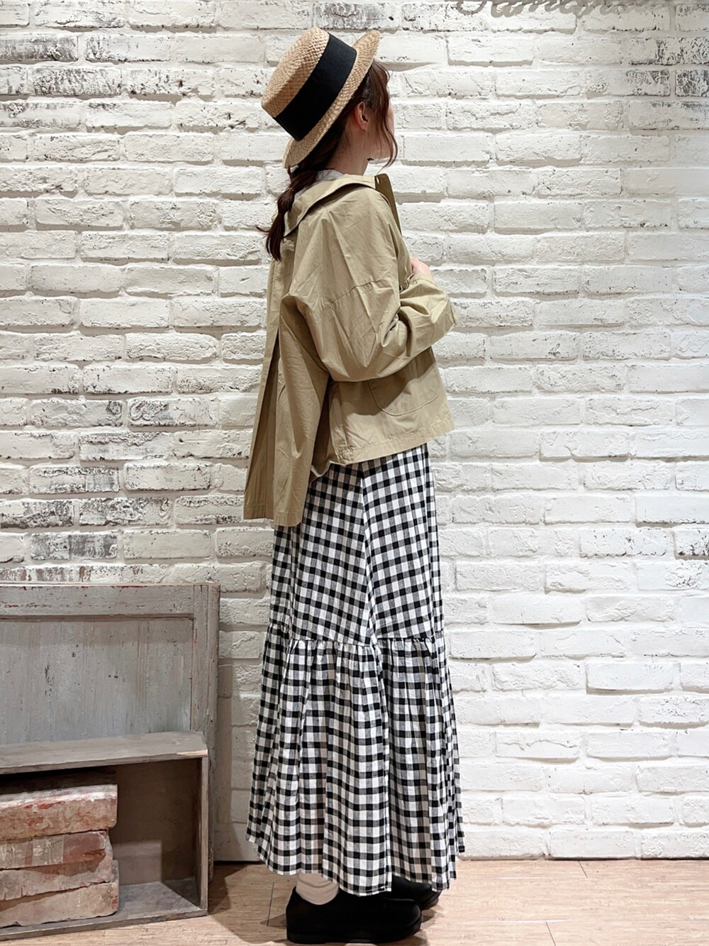 ホワイト系のシャツ/ブラウス、ベージュ系のその他アウター、グレー系のTシャツ/カットソーを着用したレディースの春コーディネートの2枚目の写真