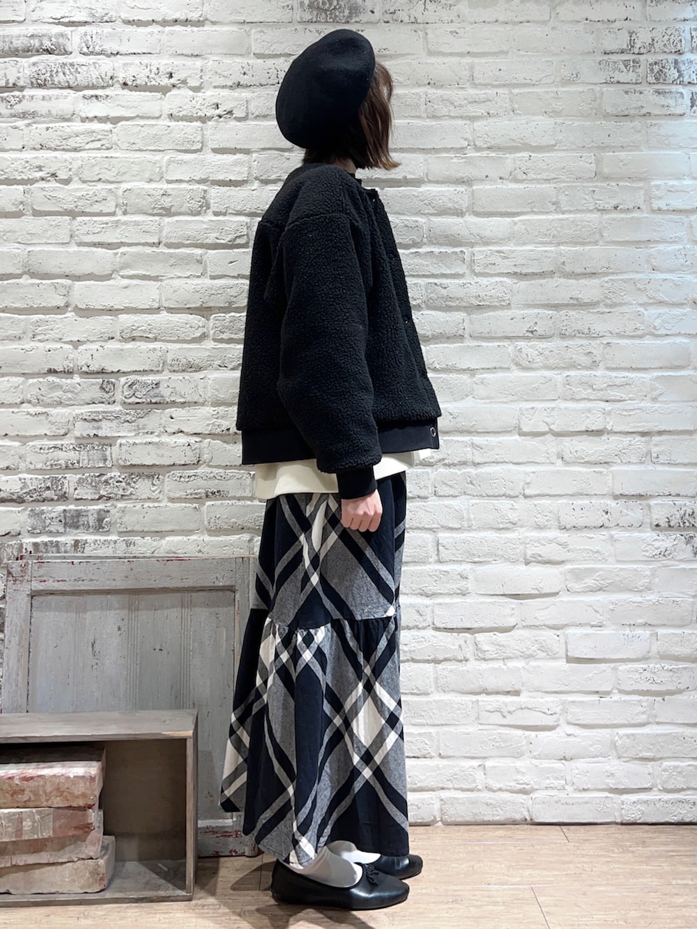 ブラック系のTシャツ/カットソー、ホワイト系のTシャツ/カットソー、ブラック系のブルゾンを着用したレディースの冬コーディネートの3枚目の写真