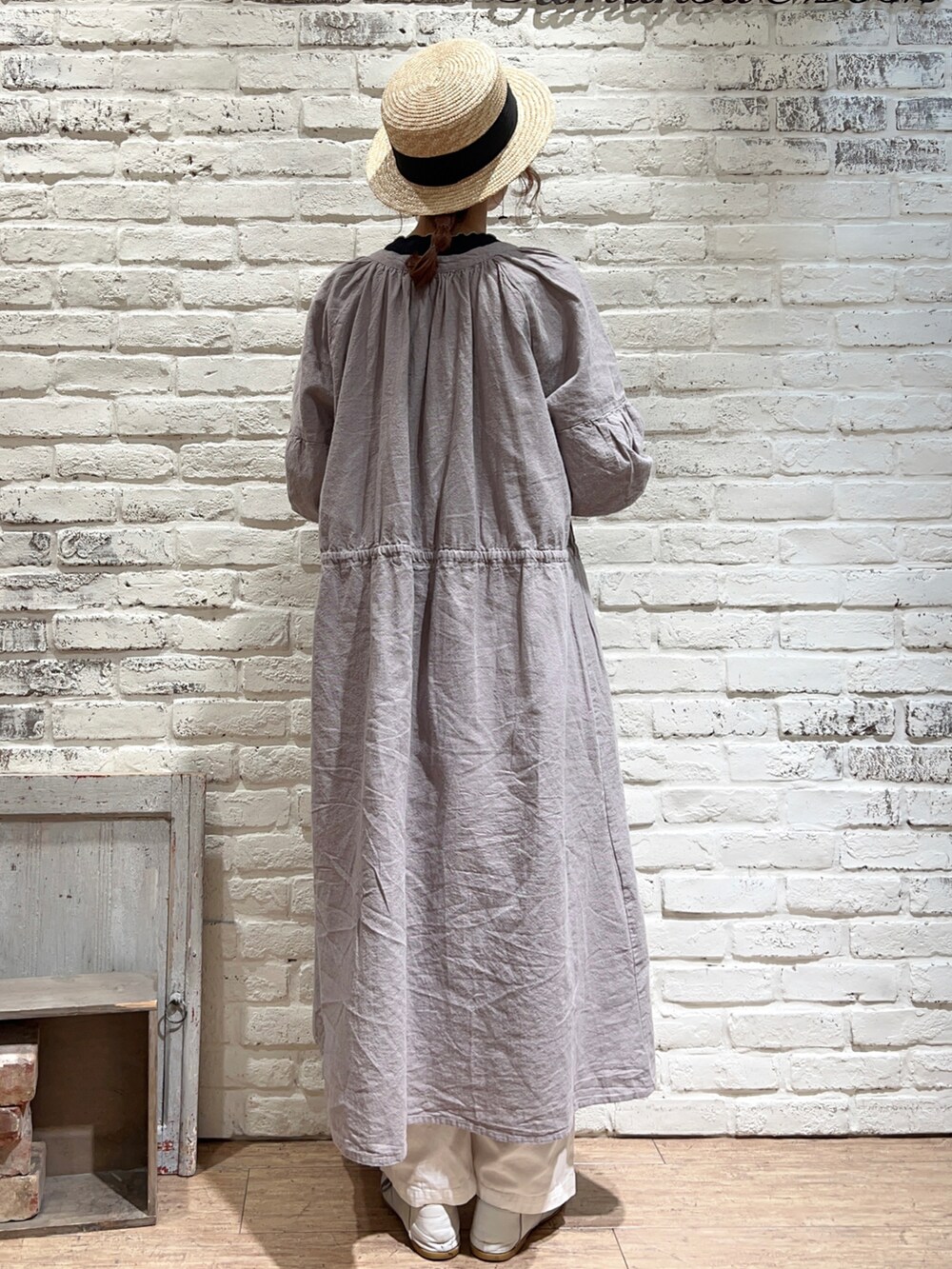 ブラック系のTシャツ/カットソー、グレー系のワンピース、ホワイト系のサロペット/オーバーオールを着用したレディースの春コーディネートの4枚目の写真