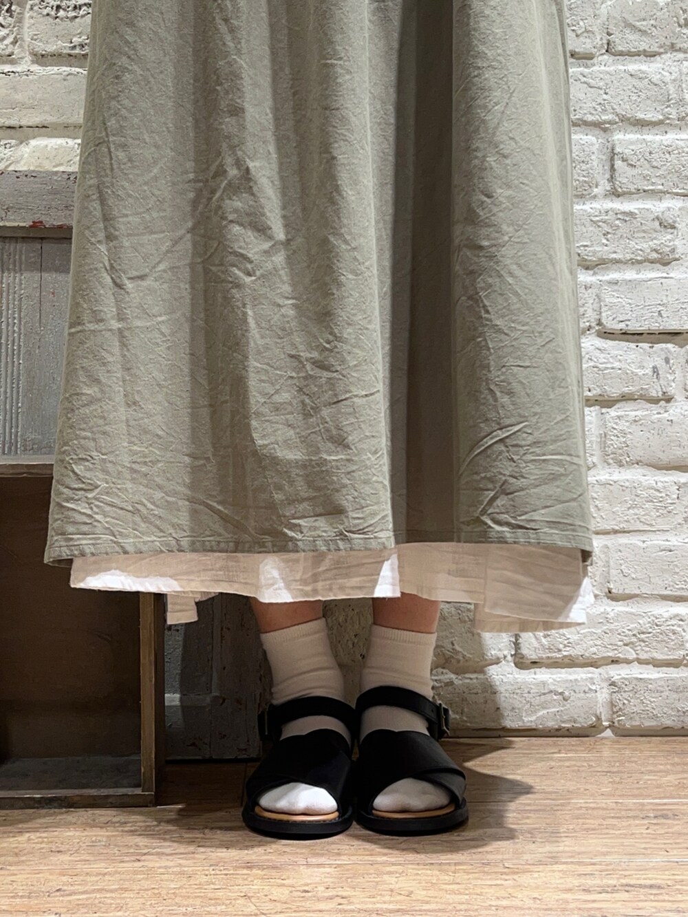 ホワイト系のシャツ/ブラウス、グリーン系のワンピース、ブラック系のハンドバッグを着用したレディースの夏コーディネートの5枚目の写真