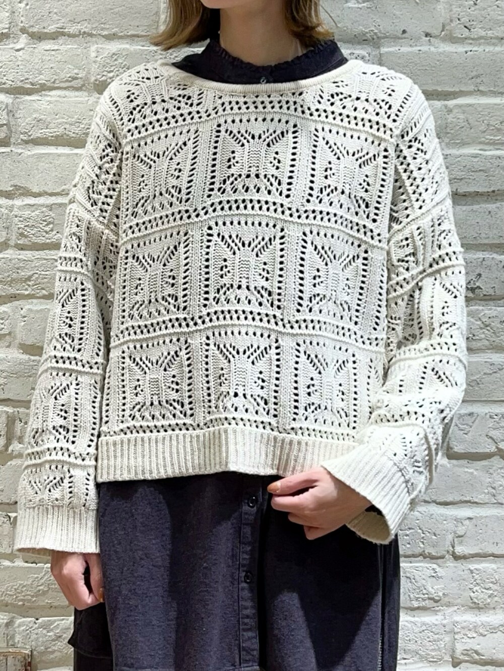 ホワイト系のニット/セーター、グレー系のチュニック、ブラック系のその他パンツを着用したレディースの冬コーディネートの2枚目の写真