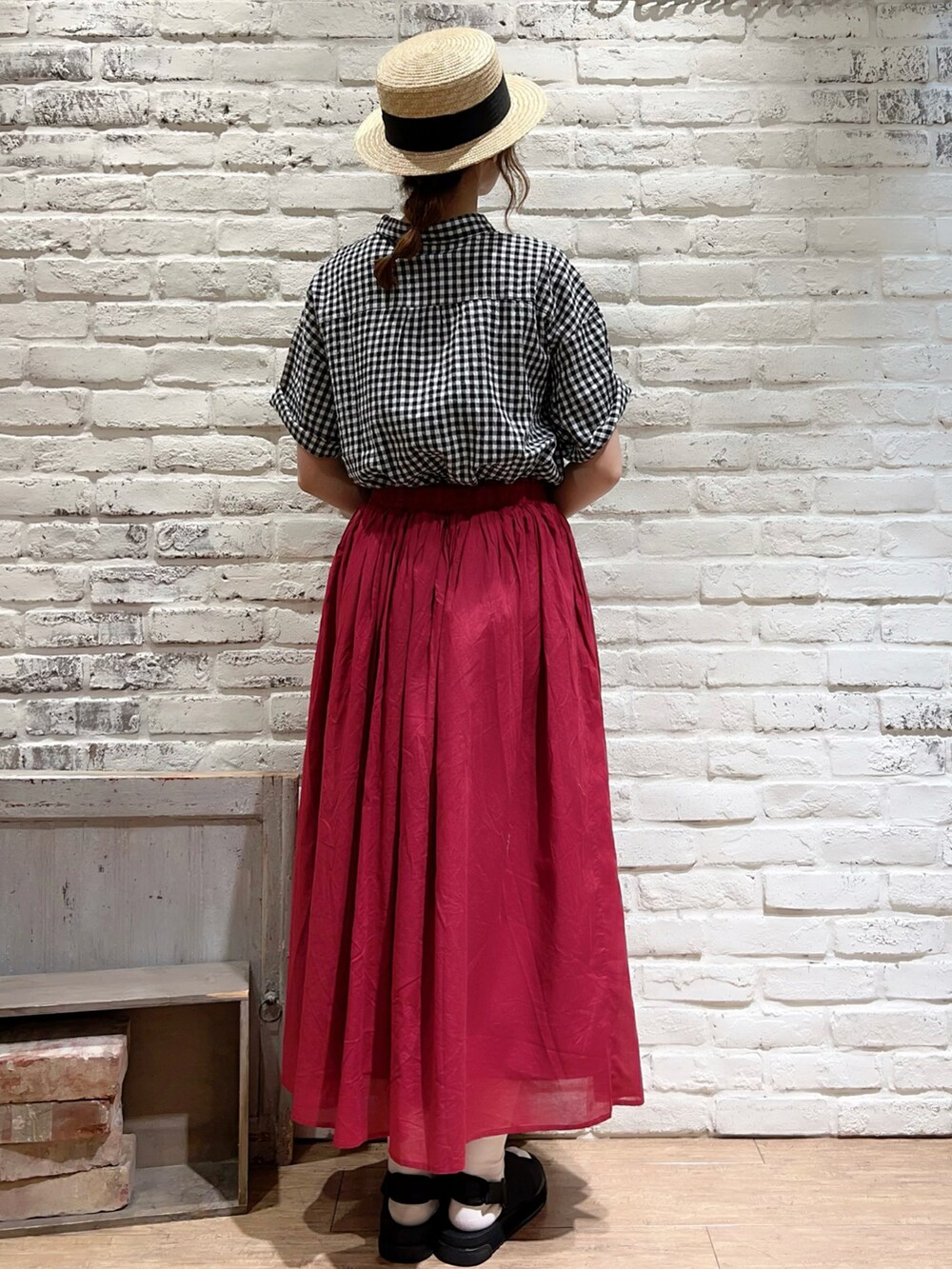 ブラック系のシャツ/ブラウス、ブラック系のボディバッグ/ウエストポーチ、ブラック系のサンダルを着用したレディースの夏コーディネートの4枚目の写真