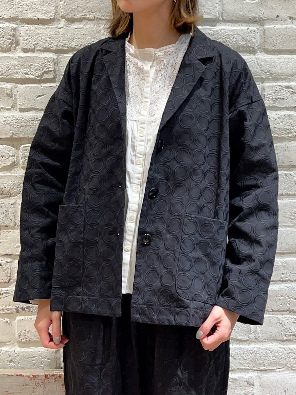 「サマンサ モスモス(Samansa Mos2)、Samansa Mos2、SM2、TSUHARU by Samansa Mos2、春コーデ、ゆるコーデ、セットアップ、モノトーン、オケージョン、テーラードジャケット、テーパードパンツ、リネン、刺繍、ベレー帽、バレエシューズ」｜「Samansa Mos2の透かし編みベレー帽（ハット、ブラック系）」を使った、いっしき🐻さん（レディース・163cm）の冬コーディネートの2枚目の写真