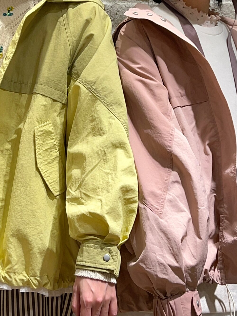 ピンク系のTシャツ/カットソー、ピンク系のブルゾン、ホワイト系のTシャツ/カットソーを着用したレディースの春コーディネートの2枚目の写真