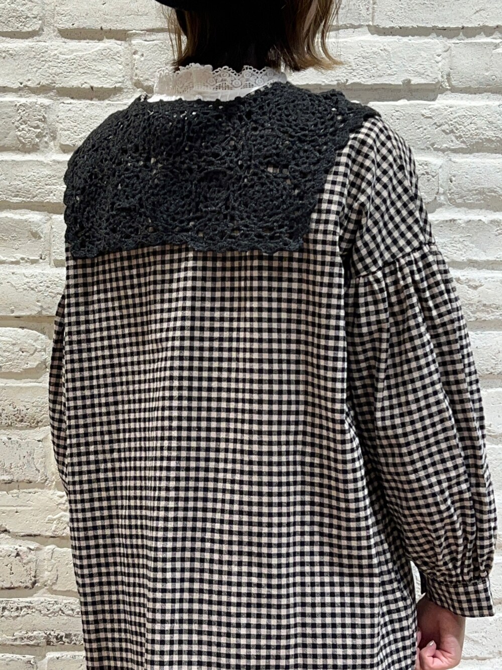 ホワイト系のTシャツ/カットソー、ブラック系のチュニック、ベージュ系のその他パンツを着用したレディースの秋コーディネートの4枚目の写真