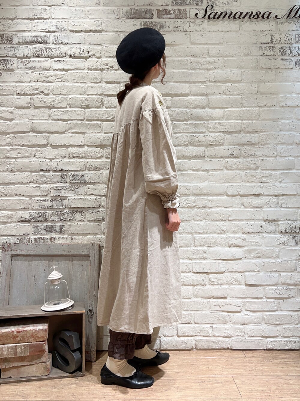 ホワイト系のTシャツ/カットソー、ブルー系のワンピース、グレー系のその他パンツを着用したレディースの冬コーディネートの3枚目の写真