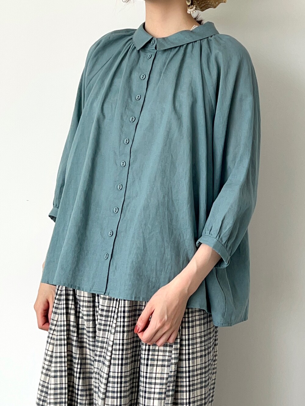「サマンサ モスモス(Samansa Mos2)、Samansa Mos2、SM2、夏コーデ、ゆるコーデ、シンプルコーデ、カジュアルコーデ、ワントーンコーデ、シャツスタイル、ガウチョパンツ、ワイドパンツ、チェックパンツ、カンカン帽、サンダル、グルカサンダル」｜「Samansa Mos2の【UVカット/消臭効果】なみなみカンカン帽（ハット、ホワイト系）」を使った、いっしき🐻さん（レディース・164cm）の春コーディネートの2枚目の写真