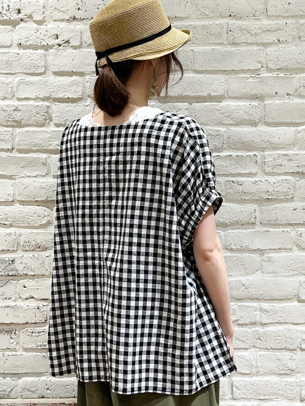 ホワイト系のTシャツ/カットソー、ブラック系のシャツ/ブラウス、ブラック系のハンドバッグを着用したレディースの秋コーディネートの4枚目の写真