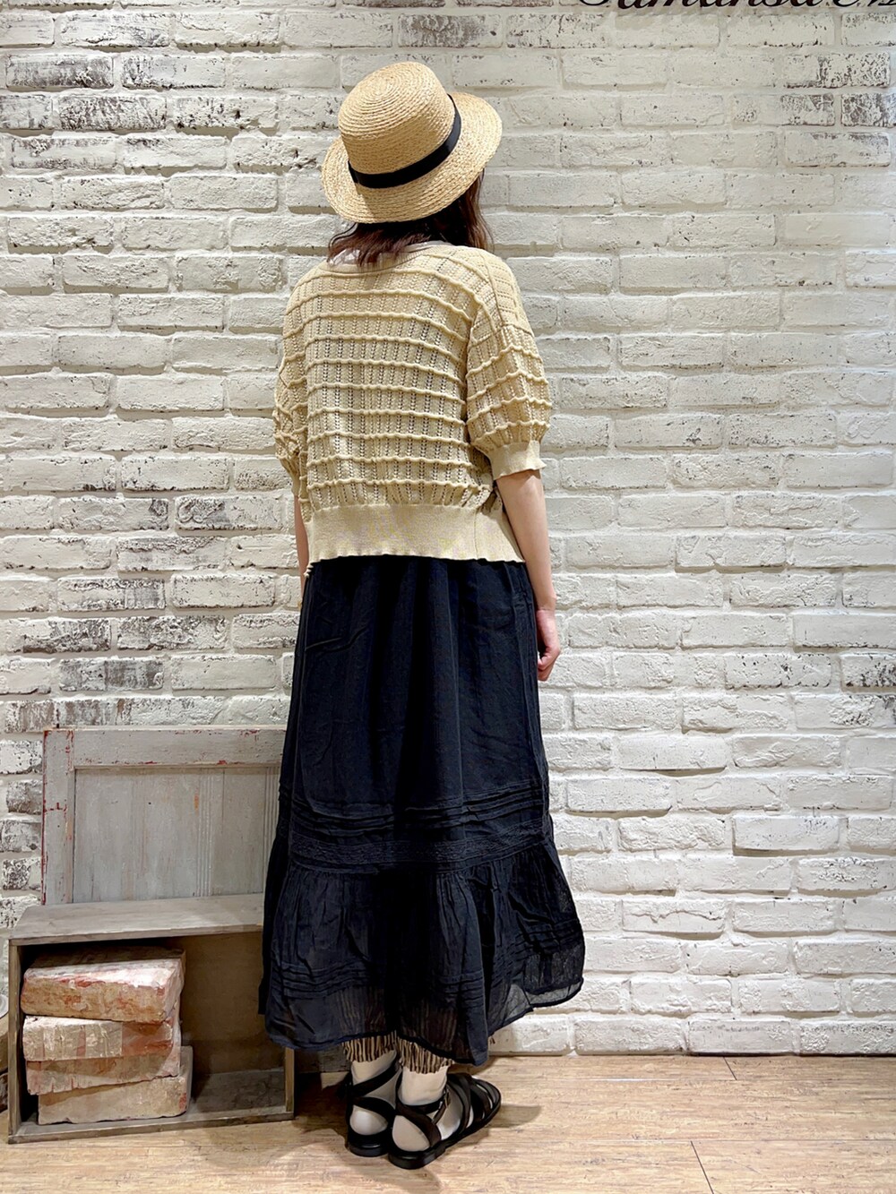 ベージュ系のTシャツ/カットソー、ベージュ系のカーディガン/ボレロ、ブラック系のワンピースを着用したレディースの秋コーディネートの3枚目の写真