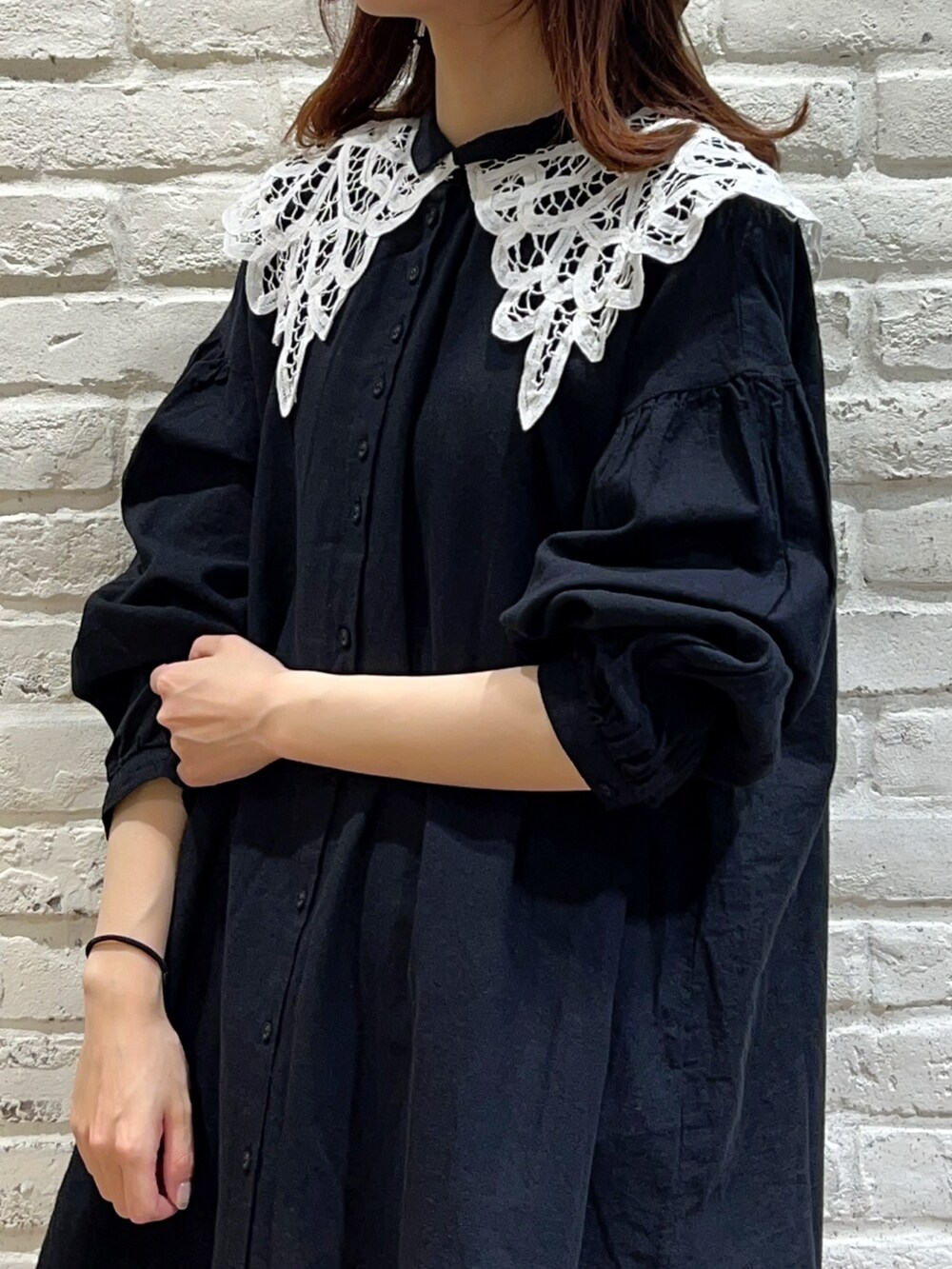 ブラック系のシャツ/ブラウス、ホワイト系のその他パンツ、ホワイト系のその他アウターを着用したレディースの春コーディネートの2枚目の写真