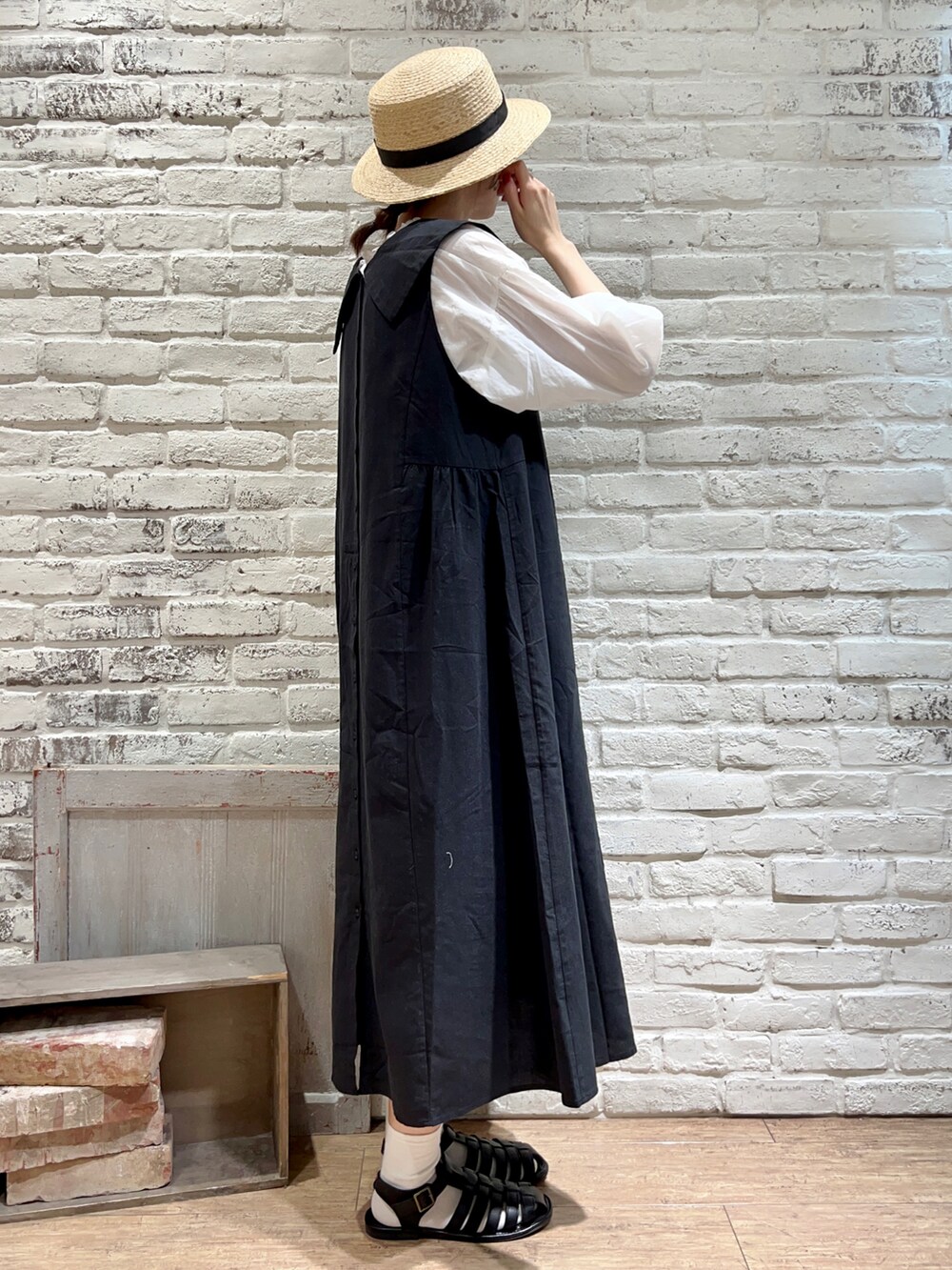 ホワイト系のシャツ/ブラウス、ブラック系のワンピース、ブラック系のハンドバッグを着用したレディースの夏コーディネートの3枚目の写真