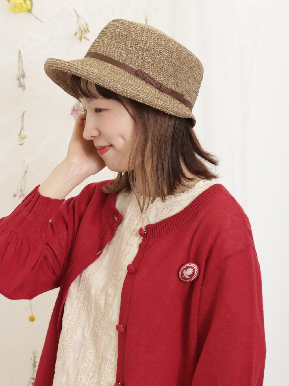 「サマンサ モスモス(Samansa Mos2)、Samansa Mos2、SM2、夏コーデ、ゆるコーデ、カーディガン、ブローチ、シアー、レース、フレアスカート、白スカート、サンダル、サンダルに靴下」｜「Samansa Mos2の【ゆべし×Samansa Mos2】お花ブローチ付ニット（カーディガン/ボレロ、レッド系）」を使った、いっしき🐻さん（レディース・164cm）の春コーディネートの3枚目の写真