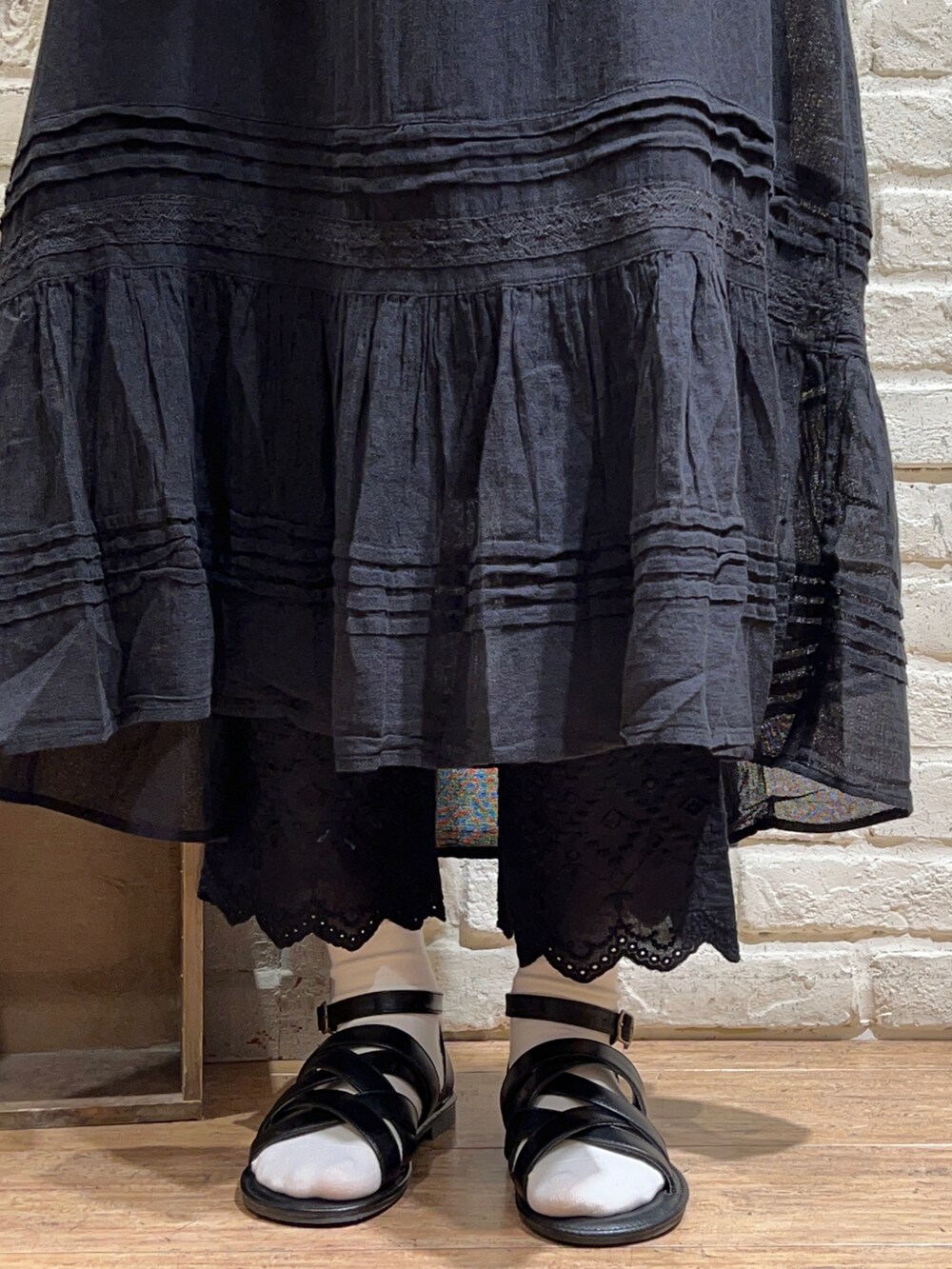 ホワイト系のタンクトップ、ベージュ系のシャツ/ブラウス、ブラック系のワンピースを着用したレディースの秋コーディネートの5枚目の写真