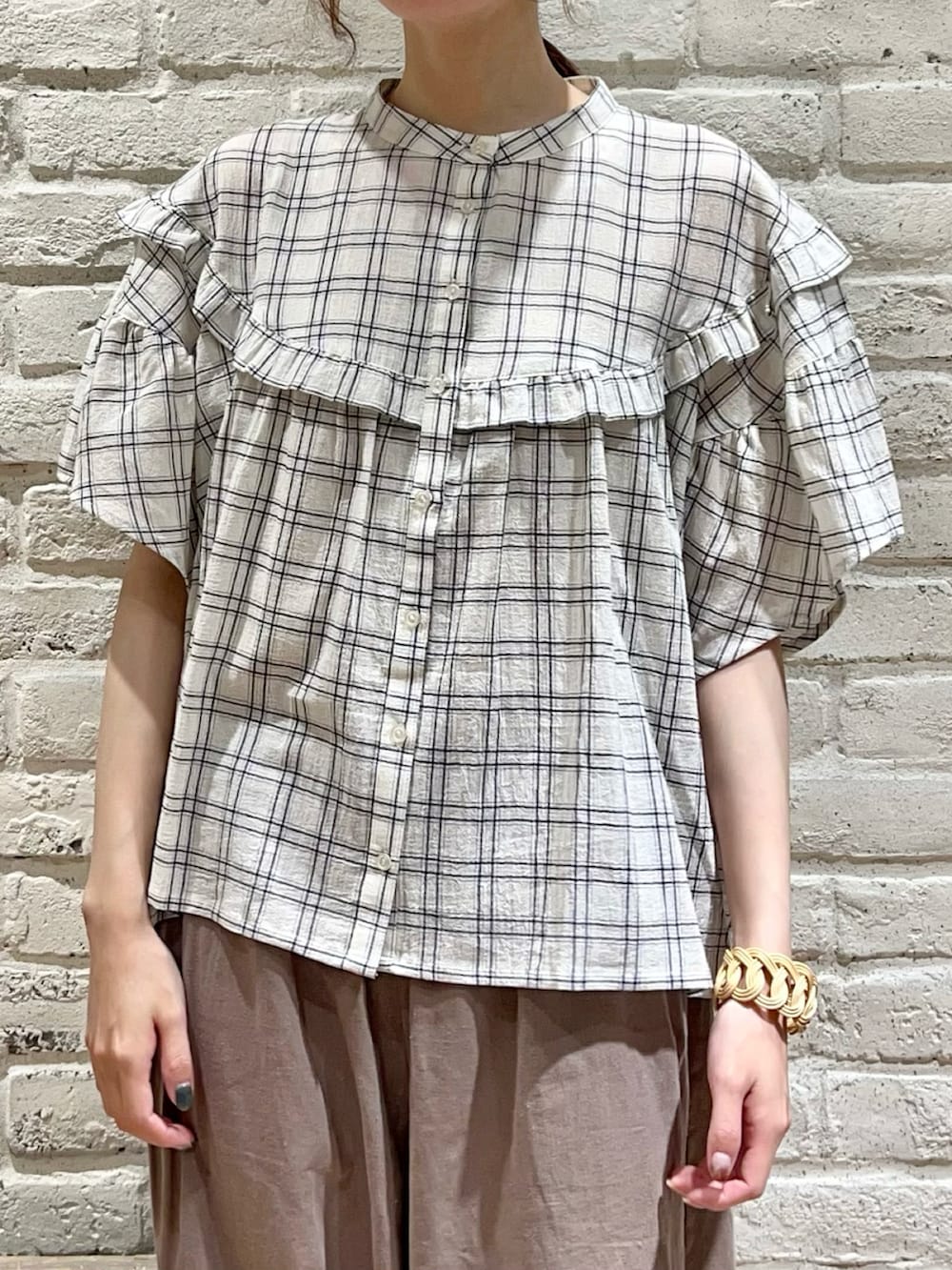 ホワイト系のシャツ/ブラウス、ブラウン系のその他パンツ、ホワイト系のハンドバッグを着用したレディースの秋コーディネートの2枚目の写真