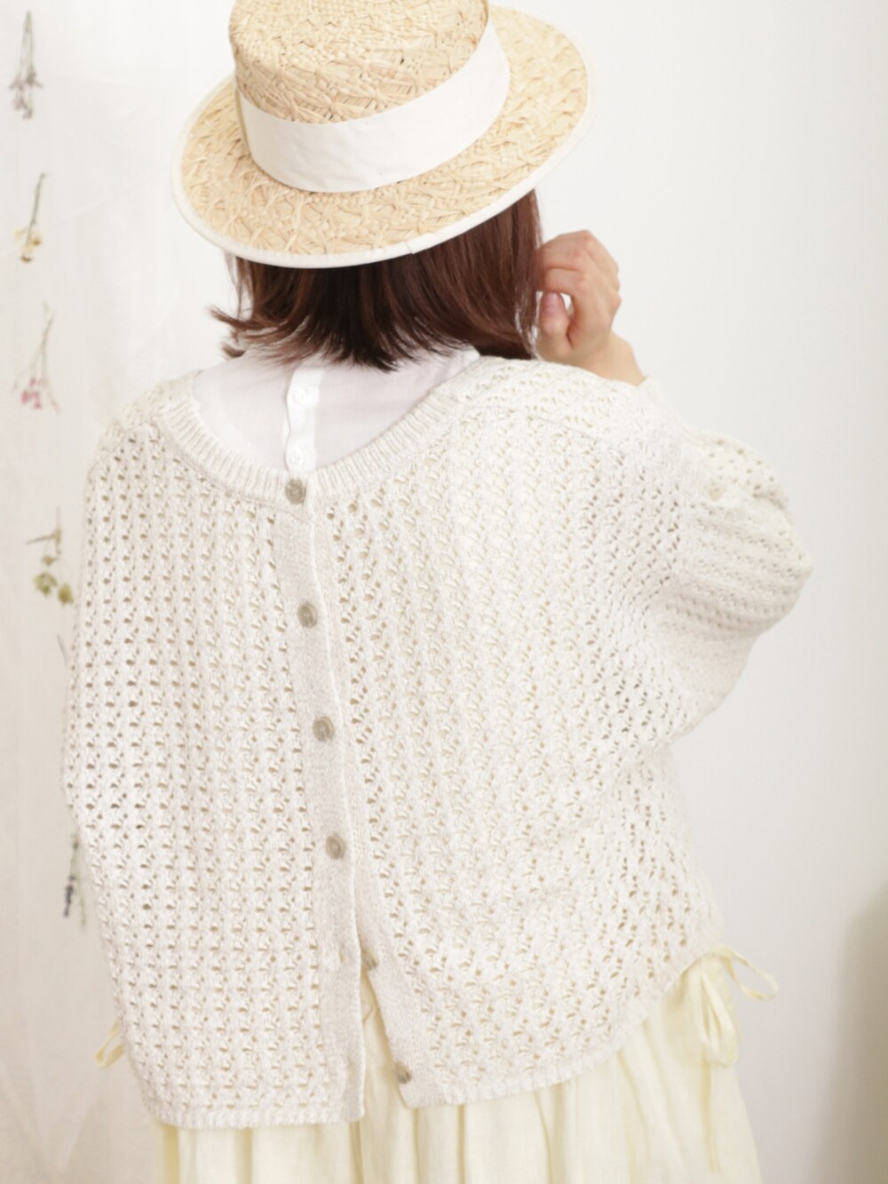 ホワイト系のシャツ/ブラウス、ベージュ系のカーディガン/ボレロ、イエロー系のワンピースを着用したレディースの春コーディネートの4枚目の写真