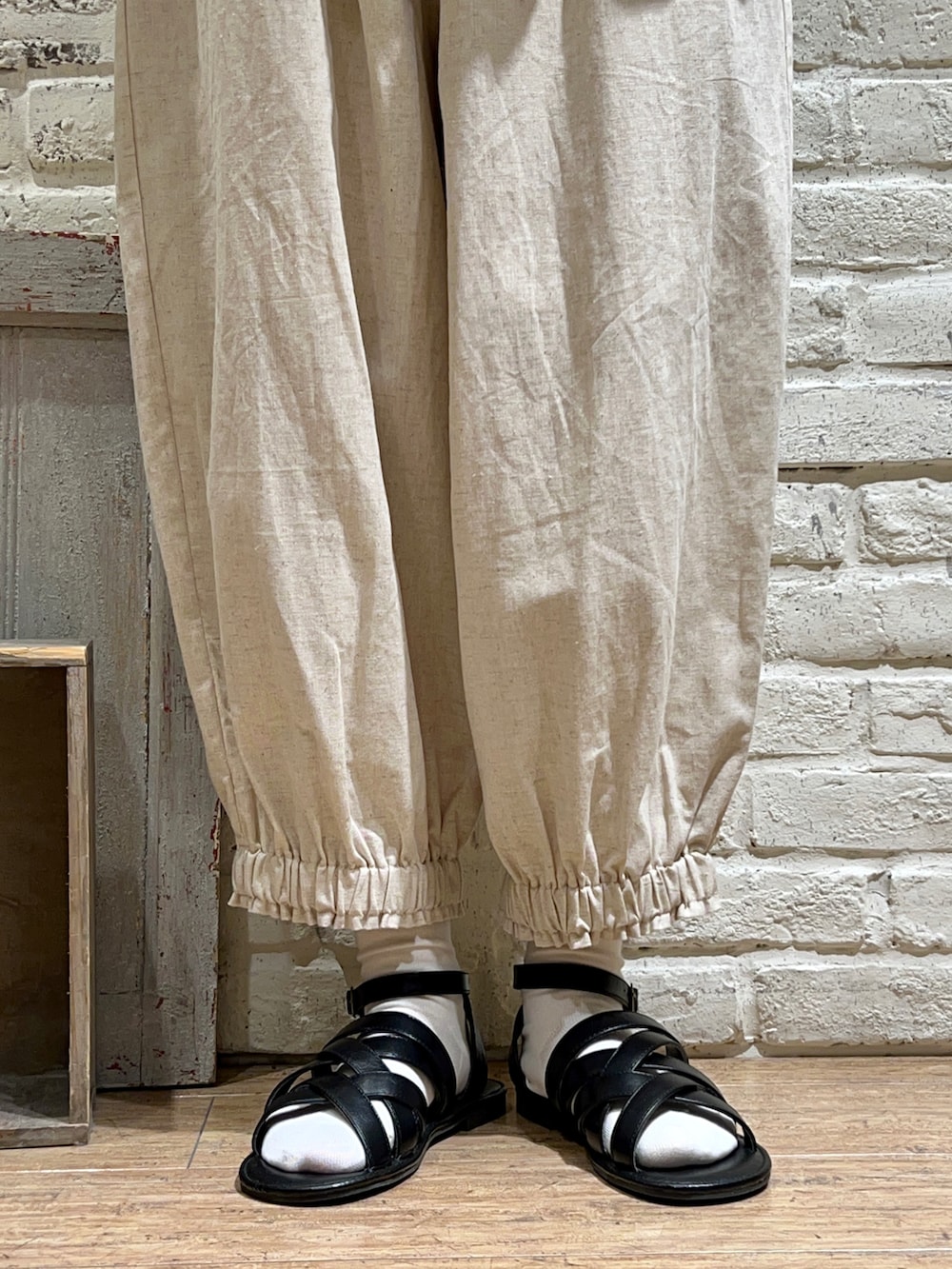 ホワイト系のTシャツ/カットソー、ブラック系のシャツ/ブラウス、ホワイト系のハンドバッグを着用したレディースの夏コーディネートの5枚目の写真