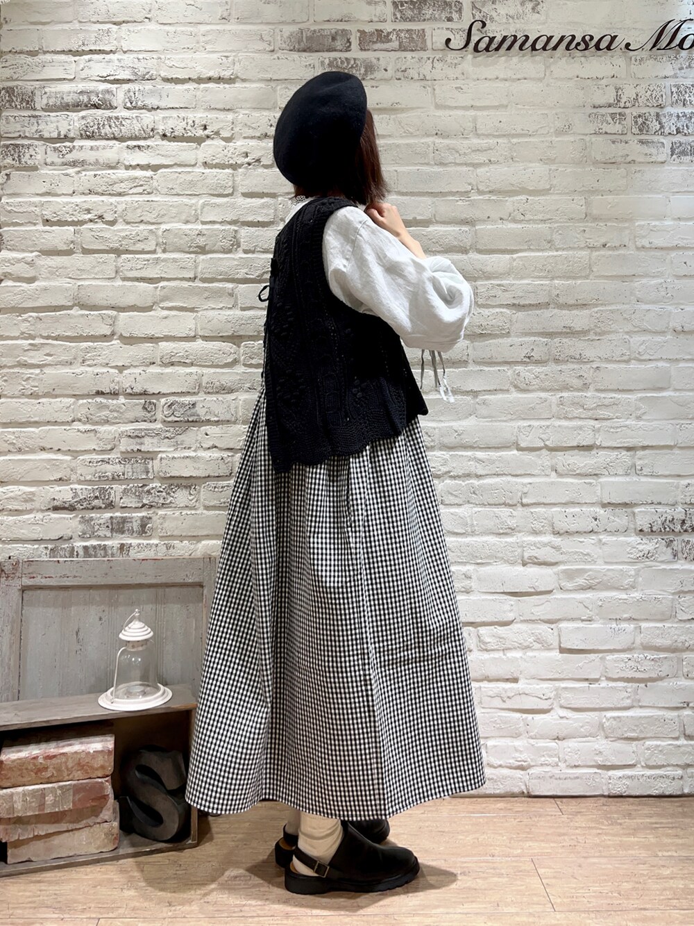 ホワイト系のTシャツ/カットソー、グリーン系のチュニック、ブラック系のカーディガン/ボレロを着用したレディースの冬コーディネートの3枚目の写真