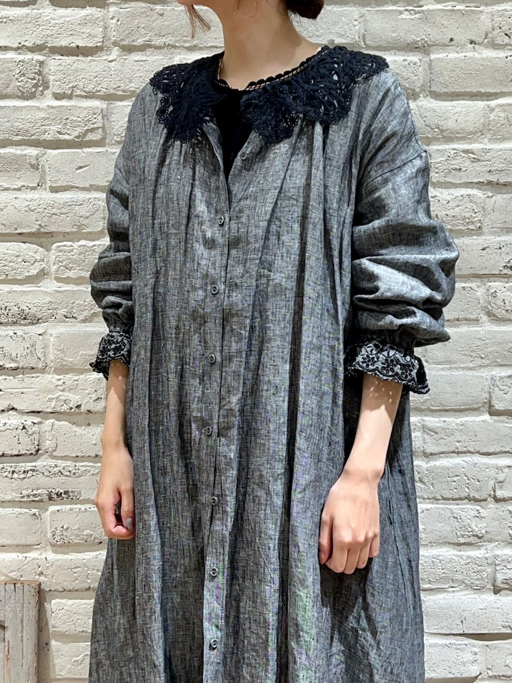 ブラック系のシャツ/ブラウス、ブラック系のスカート、その他のその他を着用したレディースの冬コーディネートの2枚目の写真