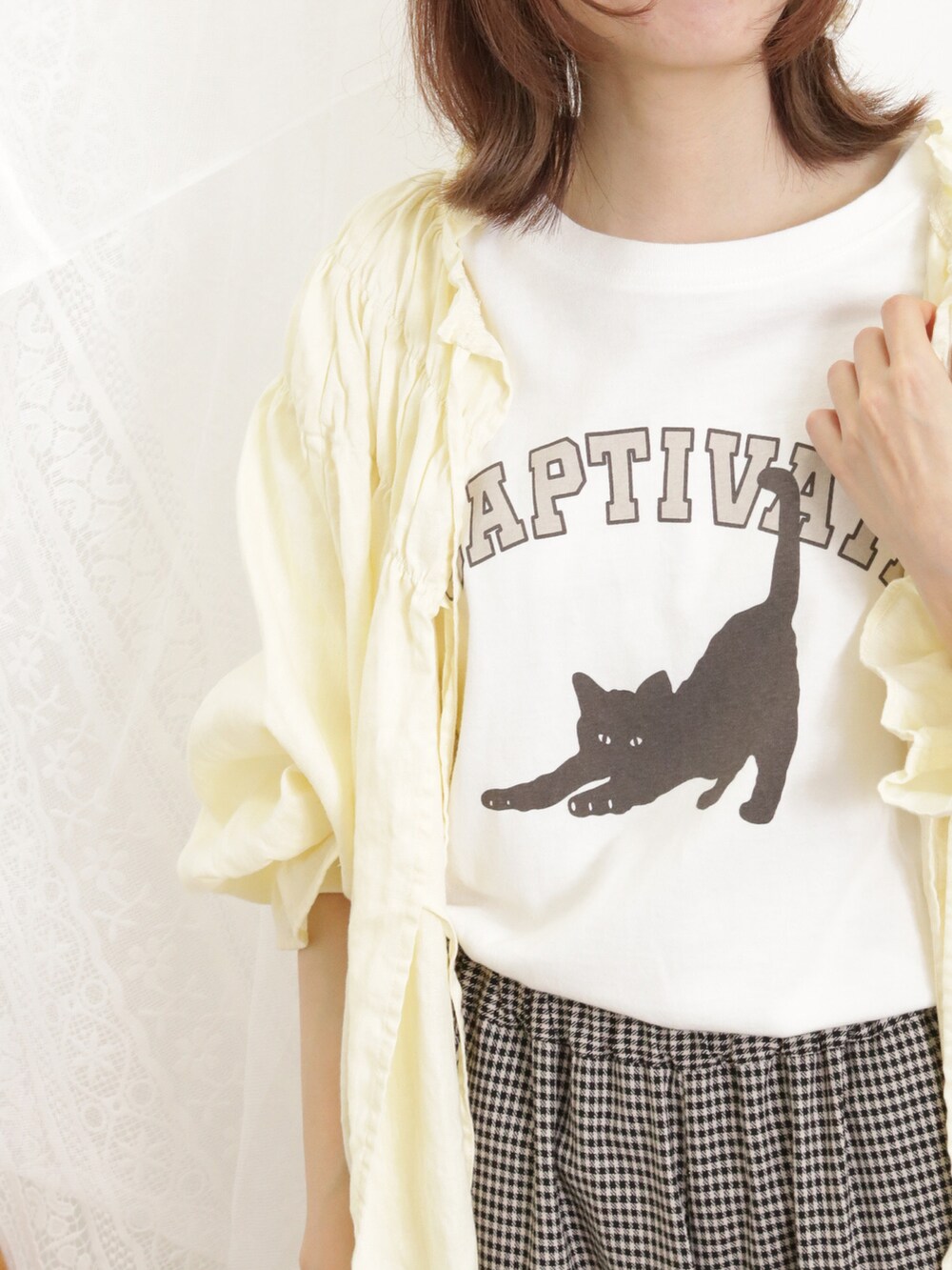 ホワイト系のTシャツ/カットソー、イエロー系のチュニック、グレー系のその他パンツを着用したレディースの春コーディネートの2枚目の写真