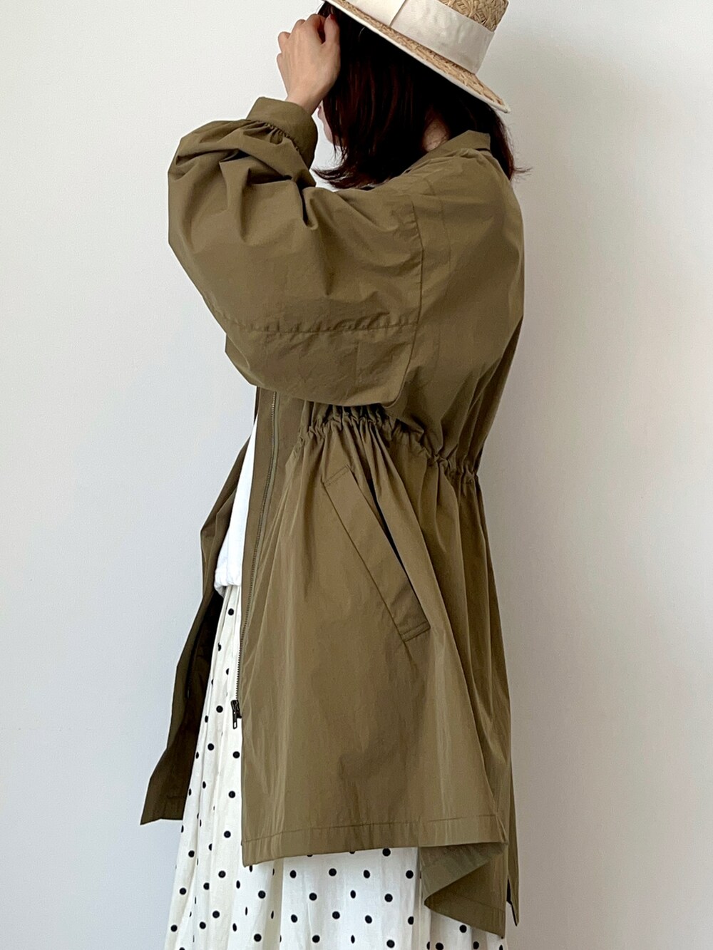 ホワイト系のTシャツ/カットソー、グリーン系のブルゾン、ホワイト系のその他パンツを着用したレディースの春コーディネートの3枚目の写真