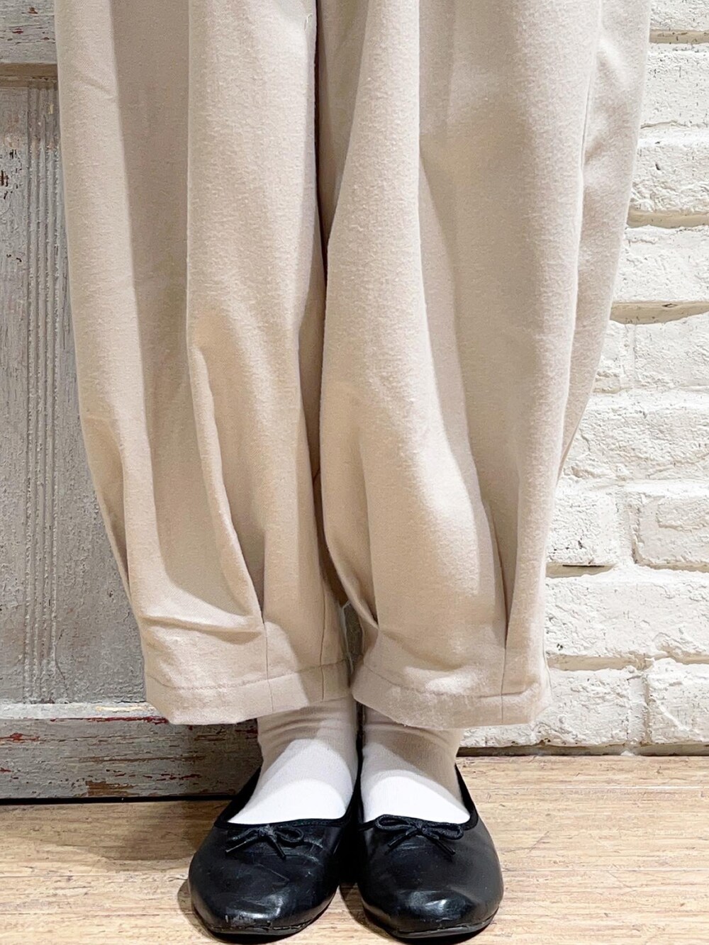 ホワイト系のシャツ/ブラウス、グリーン系のカーディガン/ボレロ、ベージュ系のその他パンツを着用したレディースの冬コーディネートの5枚目の写真