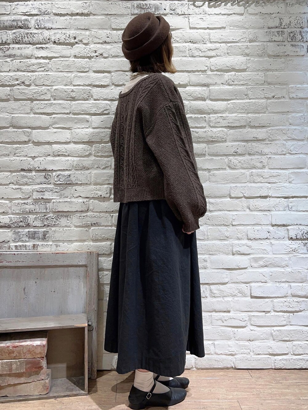 ホワイト系のシャツ/ブラウス、ブラウン系のカーディガン/ボレロ、ブラック系のスカートを着用したレディースの秋コーディネートの3枚目の写真