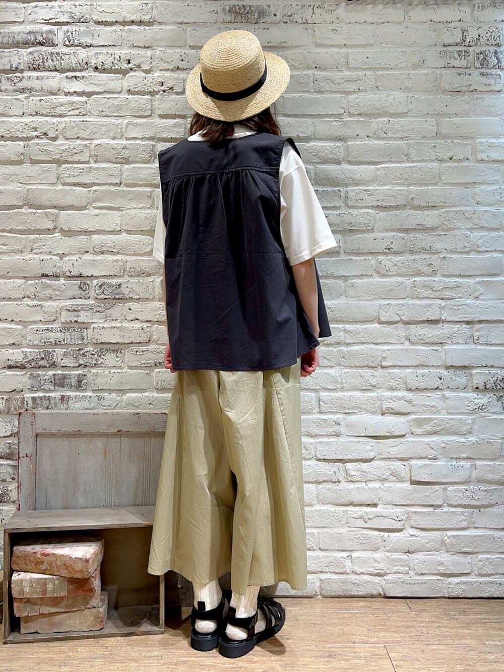 グレー系のベスト、ホワイト系のTシャツ/カットソー、グレー系のハンドバッグを着用したレディースの夏コーディネートの5枚目の写真