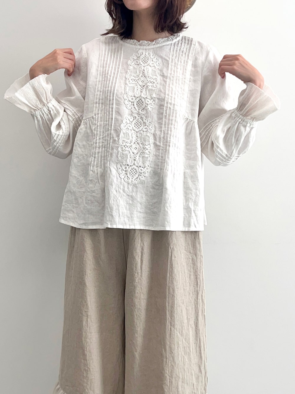 「サマンサ モスモス(Samansa Mos2)、Samansa Mos2、SM2、TSUHARU by Samansa Mos2、春コーデ、ゆるコーデ、レイヤードスタイル、ワントーンコーデ、淡色コーデ、リネン、レース、ジャケット、ノーカラージャケット、フリルパンツ、カンカン帽」｜「Samansa Mos2のラフィア太リボンカンカン帽（ハット、ホワイト系）」を使った、いっしき🐻さん（レディース・164cm）の春コーディネートの3枚目の写真