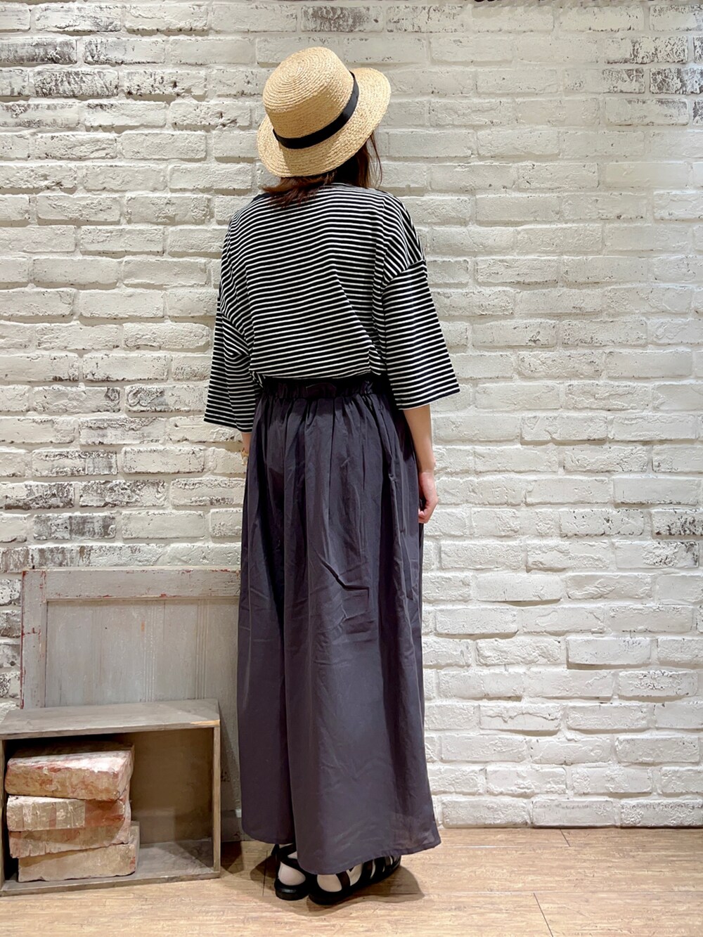 グレー系のTシャツ/カットソー、グレー系のハンドバッグ、グレー系のその他パンツを着用したレディースの秋コーディネートの4枚目の写真