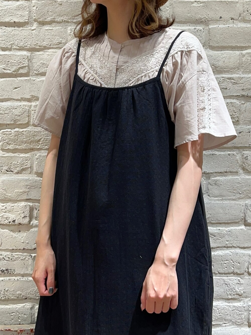 ホワイト系のタンクトップ、ベージュ系のシャツ/ブラウス、ブラック系のワンピースを着用したレディースの秋コーディネートの2枚目の写真