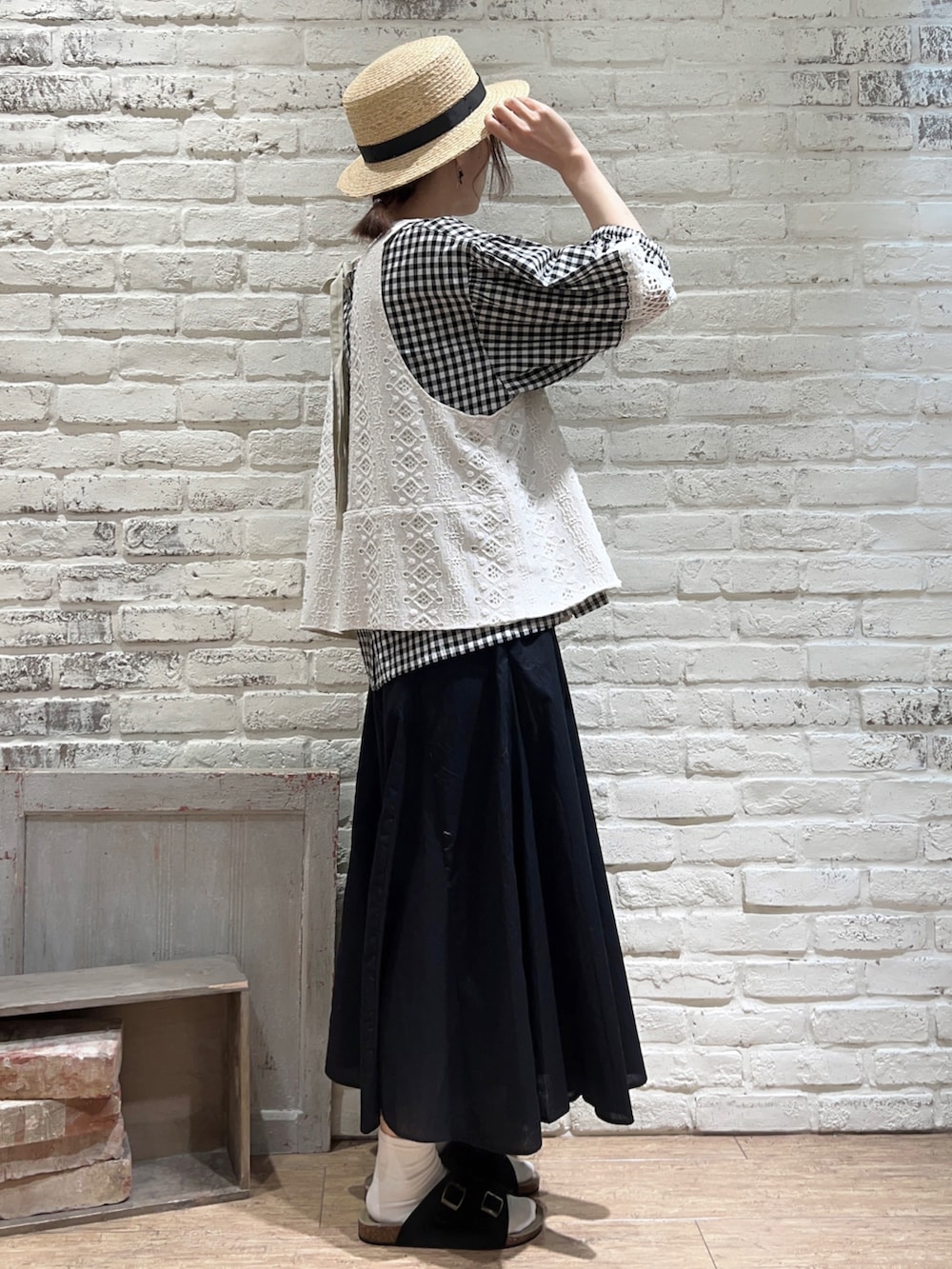 ホワイト系のタンクトップ、ブラック系のシャツ/ブラウス、ホワイト系のベストを着用したレディースの夏コーディネートの2枚目の写真