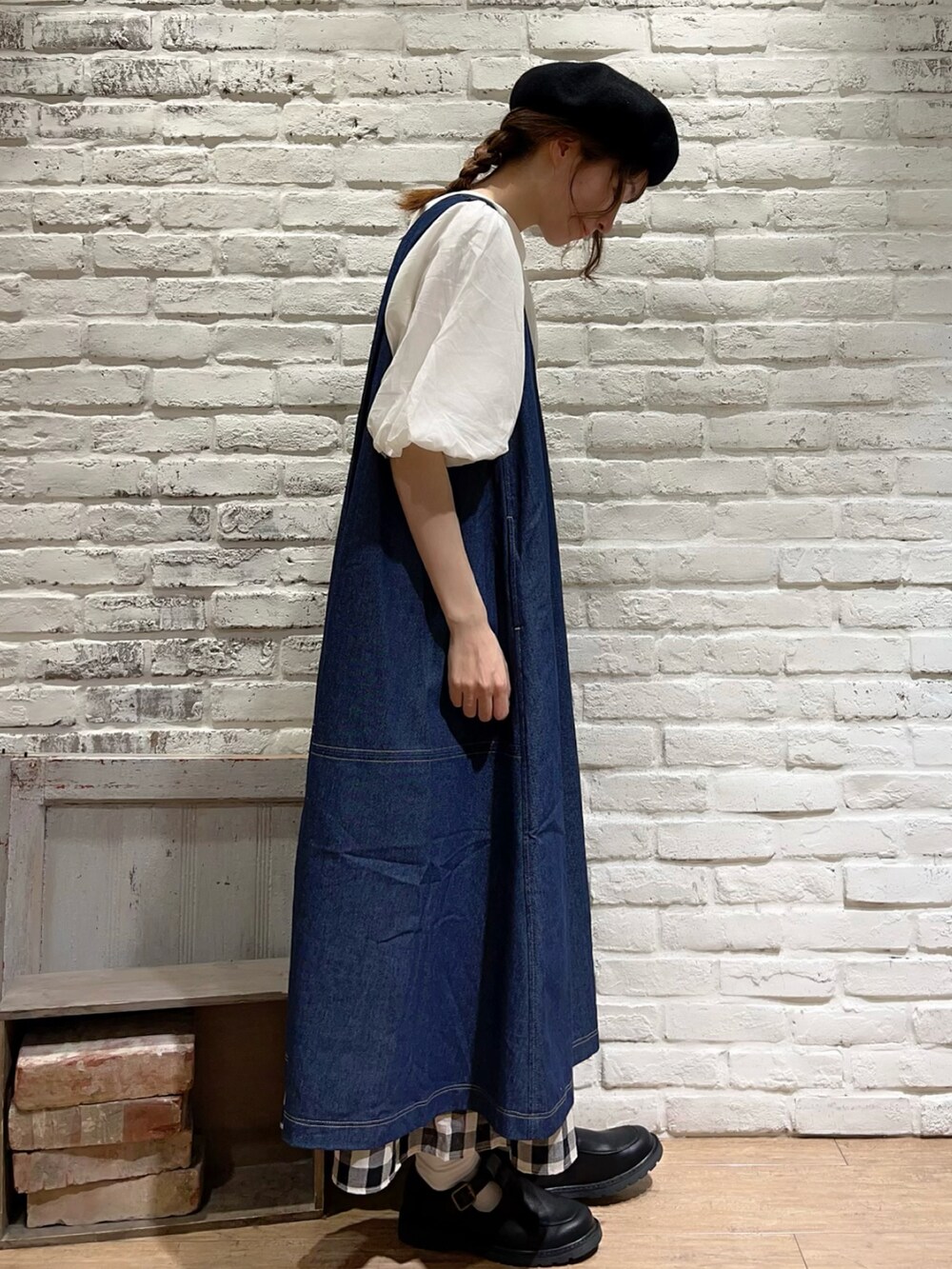 ホワイト系のTシャツ/カットソー、ホワイト系のシャツ/ブラウス、ブルー系のワンピースを着用したレディースの秋コーディネートの3枚目の写真