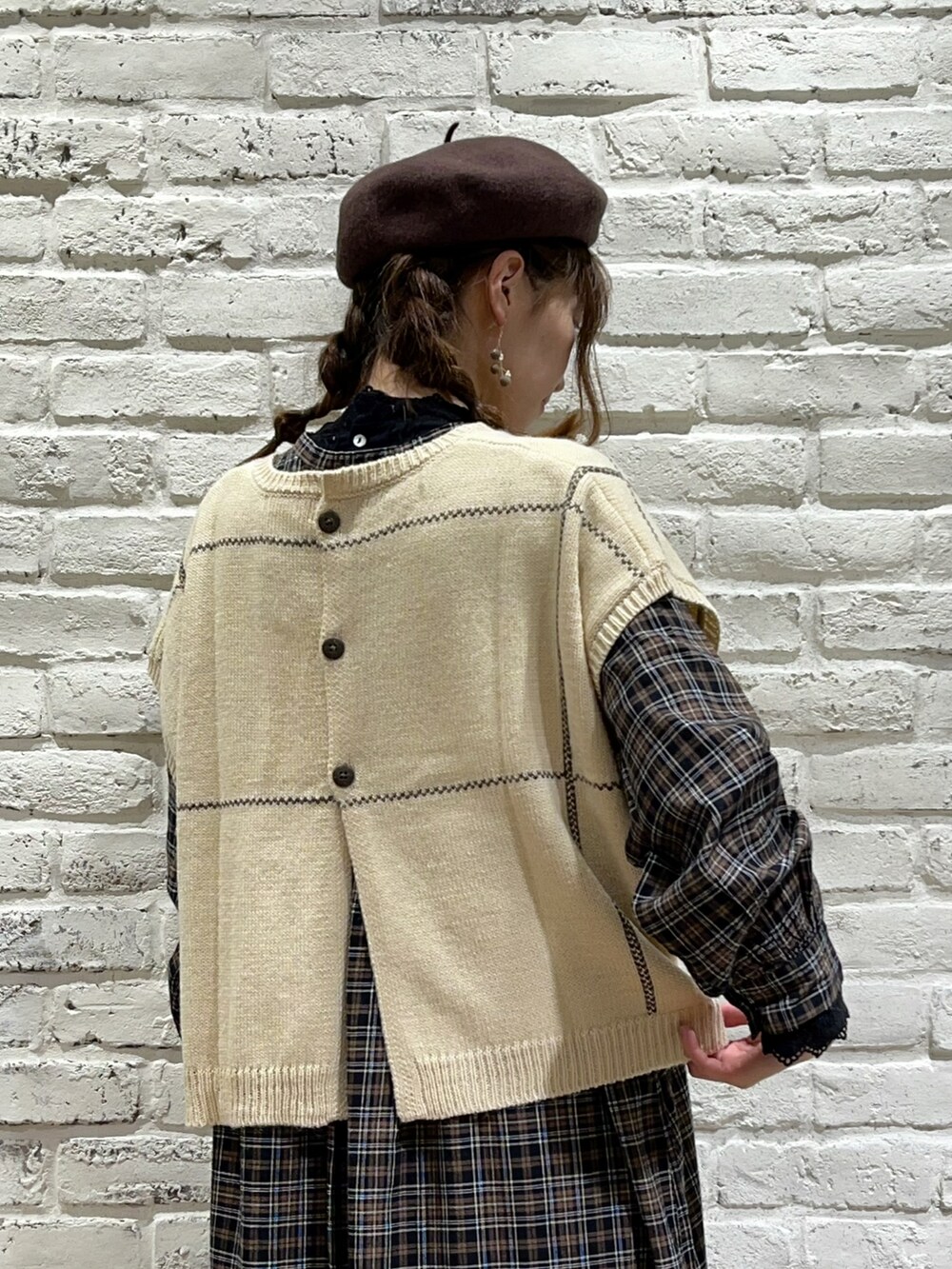 ホワイト系のベスト、ブラック系のTシャツ/カットソー、ブラウン系のワンピースを着用したレディースの秋コーディネートの4枚目の写真