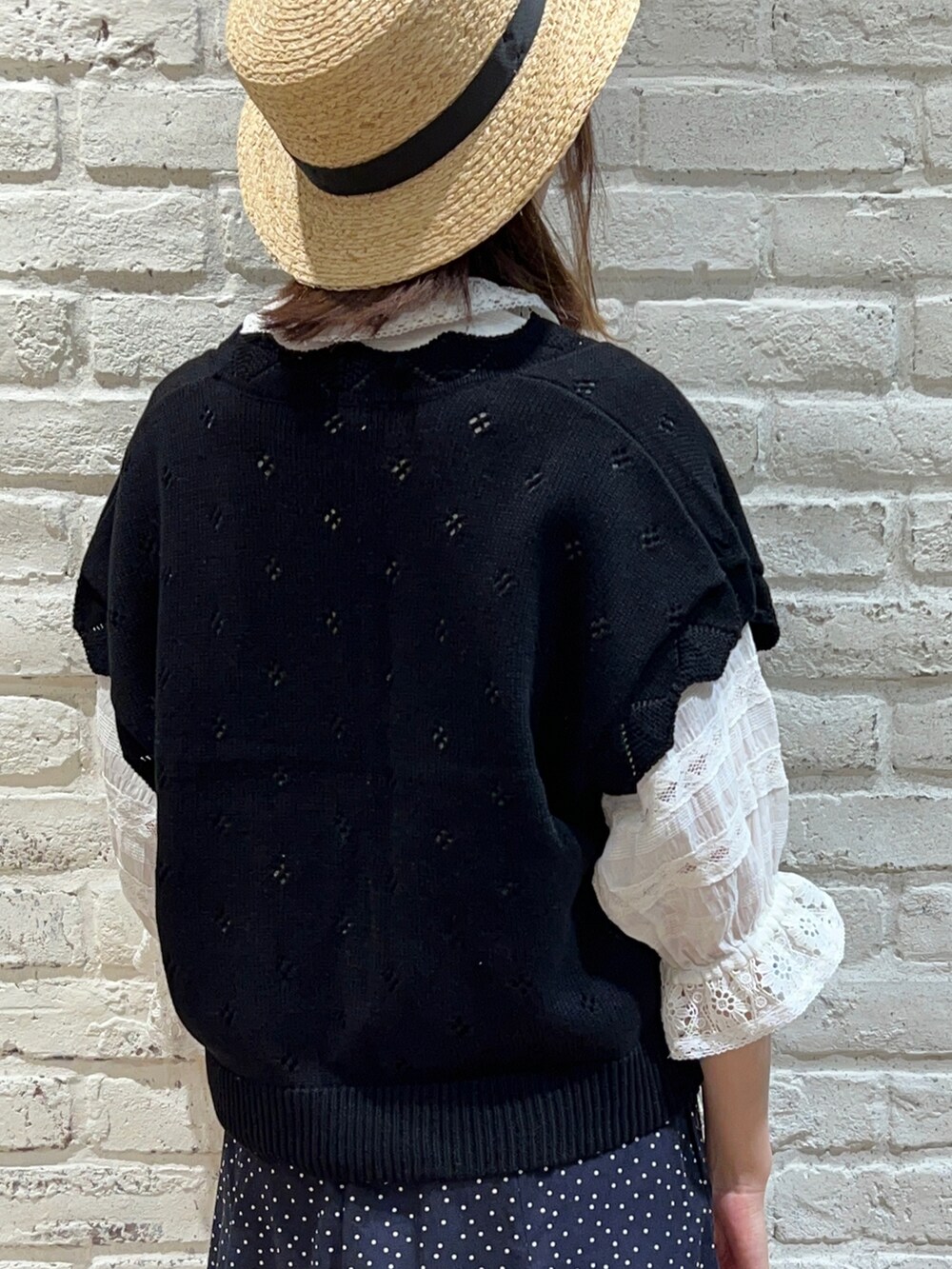 ホワイト系のシャツ/ブラウス、ブラック系のベスト、ホワイト系のハンドバッグを着用したレディースの春コーディネートの4枚目の写真