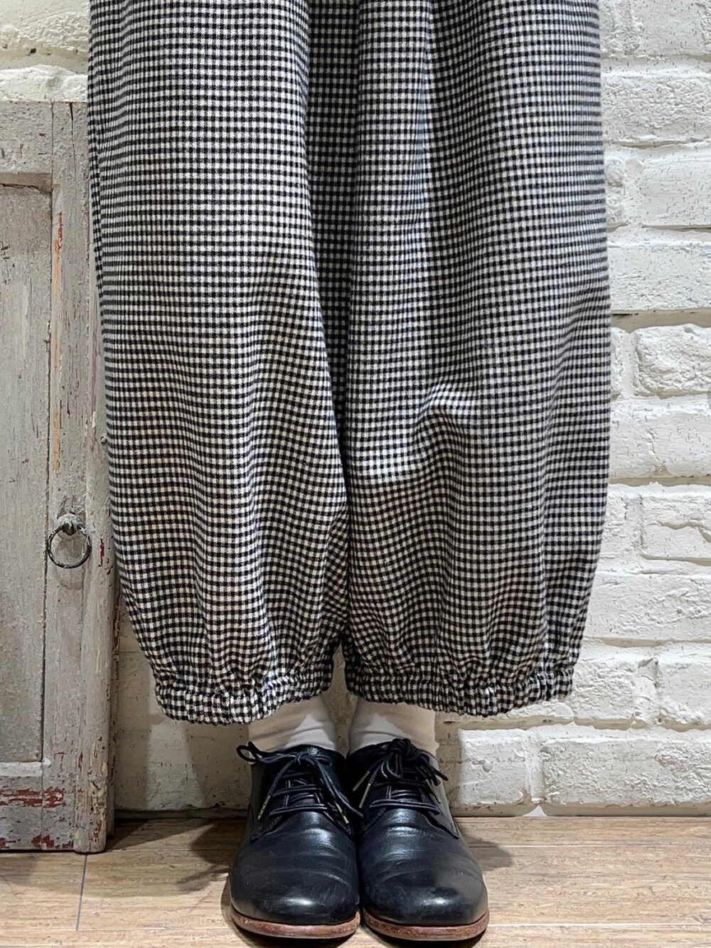 ブラウン系のカーディガン/ボレロ、ホワイト系のシャツ/ブラウス、ホワイト系のその他パンツを着用したレディースの冬コーディネートの5枚目の写真