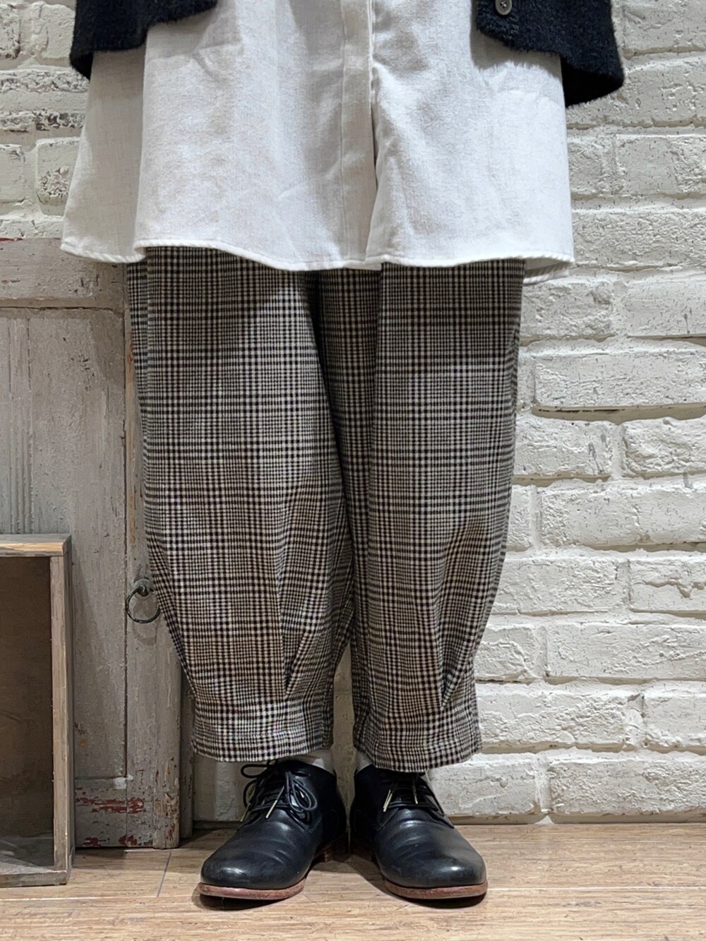 ホワイト系のニット/セーター、グレー系のチュニック、ブラック系のカーディガン/ボレロを着用したレディースの冬コーディネートの5枚目の写真