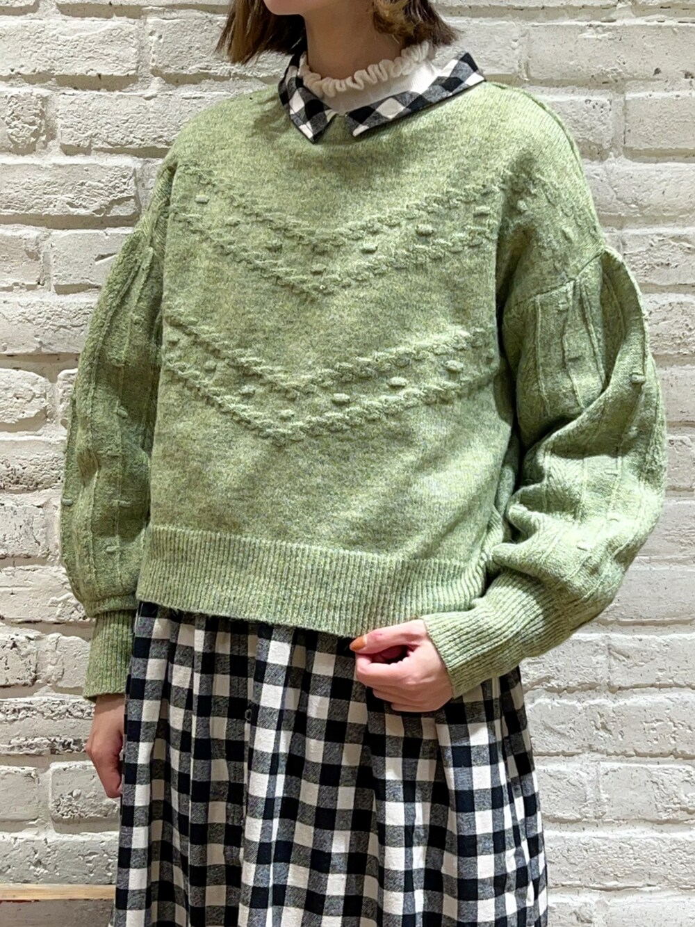 「サマンサ モスモス(Samansa Mos2)、Samansa Mos2、SM2、秋冬コーデ、ゆるコーデ、レイヤードスタイル、シャツワンピ、ワンピース、ギンガムチェック、チェック、ニット、ボリューム袖、ボア、ショルダーバッグ、Dr.Martens」｜「Samansa Mos2の【マシンウォッシャブル】フリルリブタートルネックニット（ニット/セーター、ホワイト系）」を使った、いっしき🐻さん（レディース・163cm）の冬コーディネートの2枚目の写真