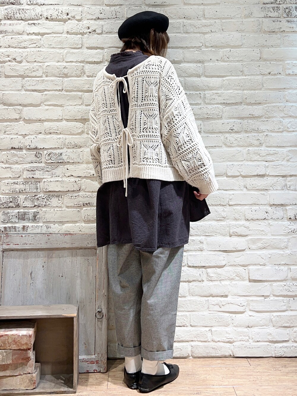 ホワイト系のニット/セーター、グレー系のチュニック、ブラック系のその他パンツを着用したレディースの冬コーディネートの4枚目の写真