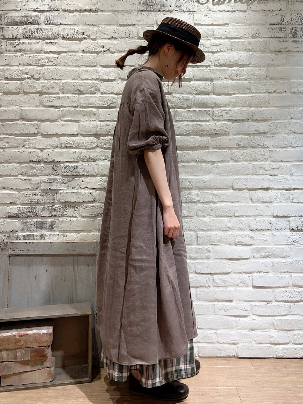 ホワイト系のTシャツ/カットソー、ホワイト系のTシャツ/カットソー、ブラウン系のワンピースを着用したレディースの夏コーディネートの2枚目の写真