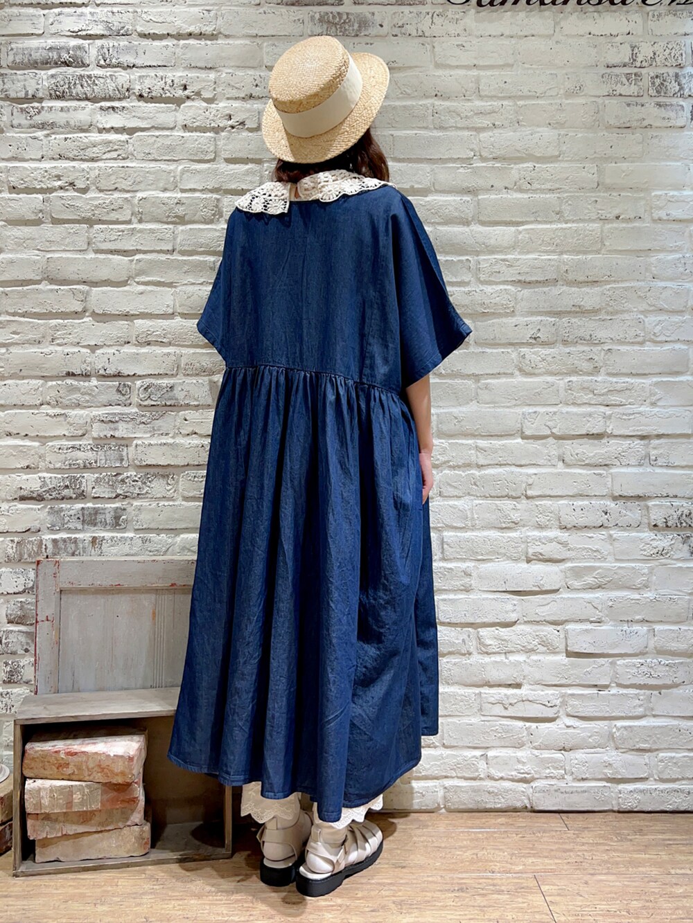 ホワイト系のTシャツ/カットソー、ブルー系のワンピース、ホワイト系のハンドバッグを着用したレディースの秋コーディネートの4枚目の写真