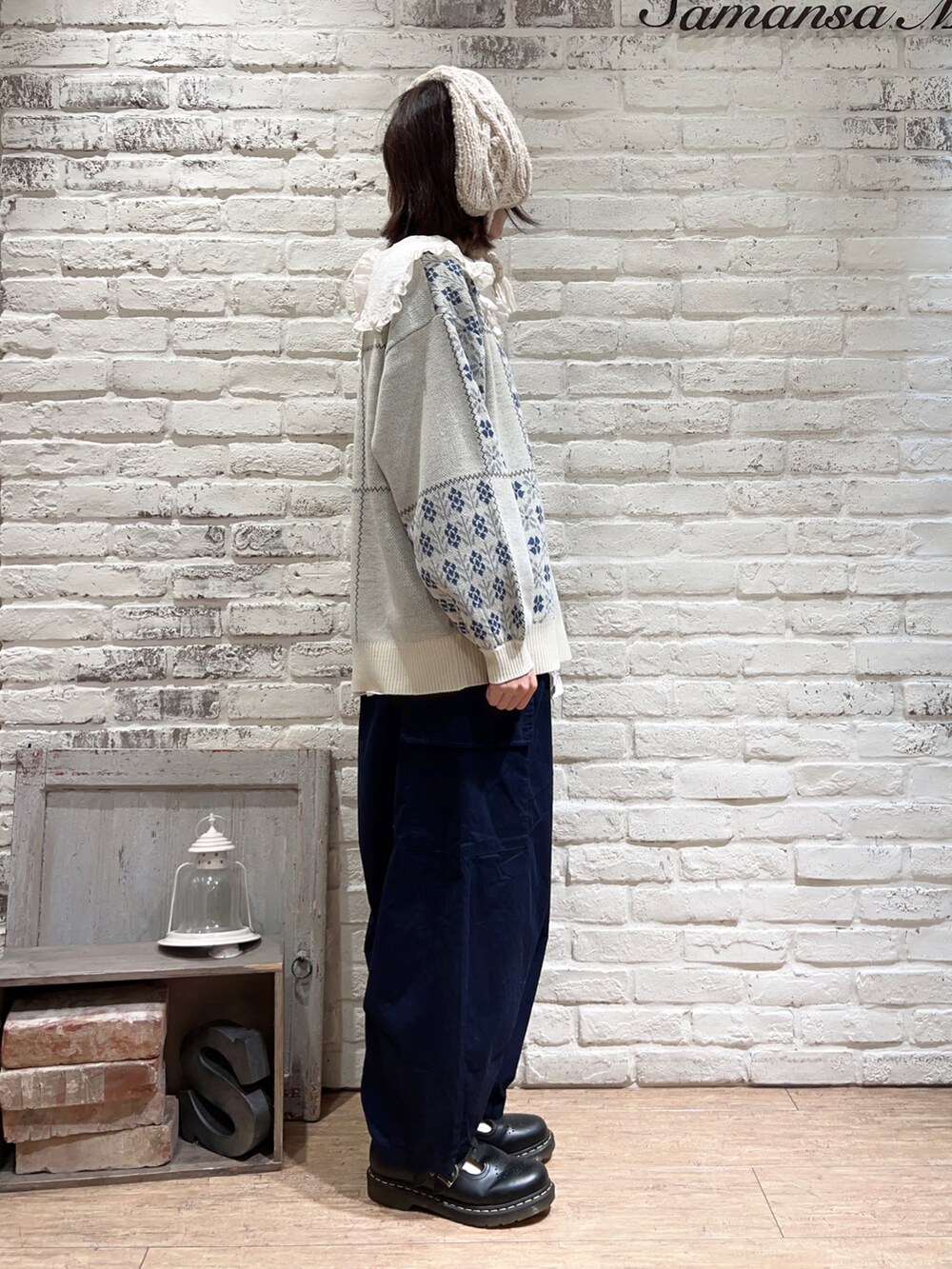 ホワイト系のシャツ/ブラウス、ホワイト系のニット/セーター、ブルー系のカーゴパンツを着用したレディースの冬コーディネートの3枚目の写真