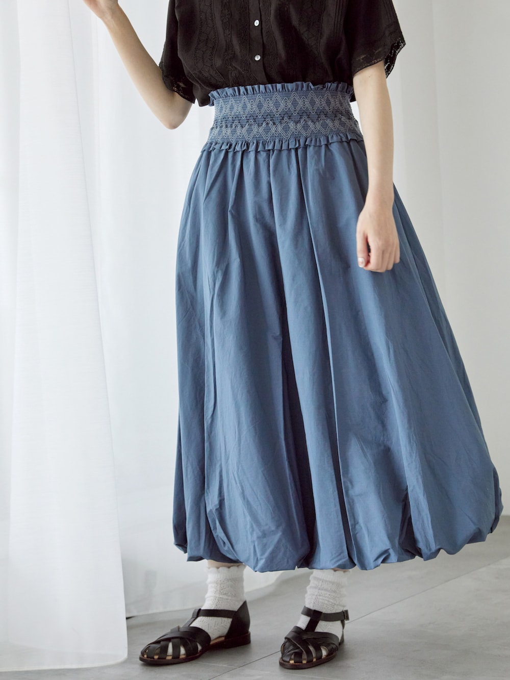 「サマンサ モスモス(Samansa Mos2)、Samansa Mos2、SM2、TSUHARU by Samansa Mos2、夏コーデ、ゆるコーデ、レース、バルーンスカート、刺繍、サンダル、サンダルに靴下、メッシュサンダル、ブルー」|「TSUHARU by Samansa Mos2のリバーレーススタンド襟ブラウス(シャツ/ブラウス、ブラック系)」を使った、いっしき🐻さん(レディース・164cm)の春コーディネートの4枚目の写真