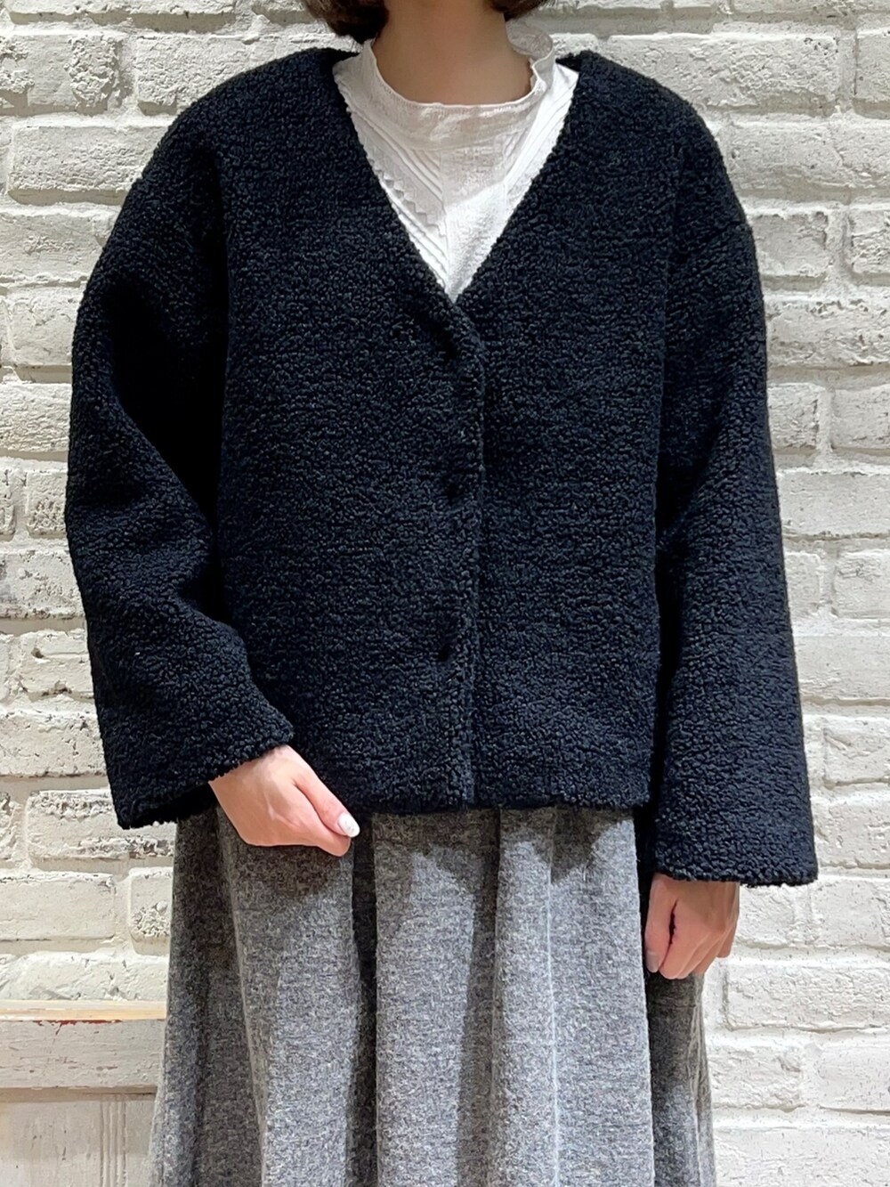 「サマンサ モスモス(Samansa Mos2)、Samansa Mos2、SM2、秋冬コーデ、冬コーデ、ゆるコーデ、ボアジャケット、ショート丈トップス、ノーカラージャケット、スカート、モノトーン、ベレー帽、ローファー」|「Samansa Mos2のウールバスクベレー(ハンチング/ベレー帽、ブラック系)」を使った、いっしき🐻さん(レディース・163cm)の冬コーディネートの2枚目の写真